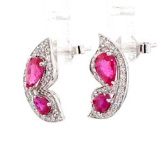 Clous d'oreilles en or avec rubis rouge poire naturel et diamant blanc de 1,65 carat poids total