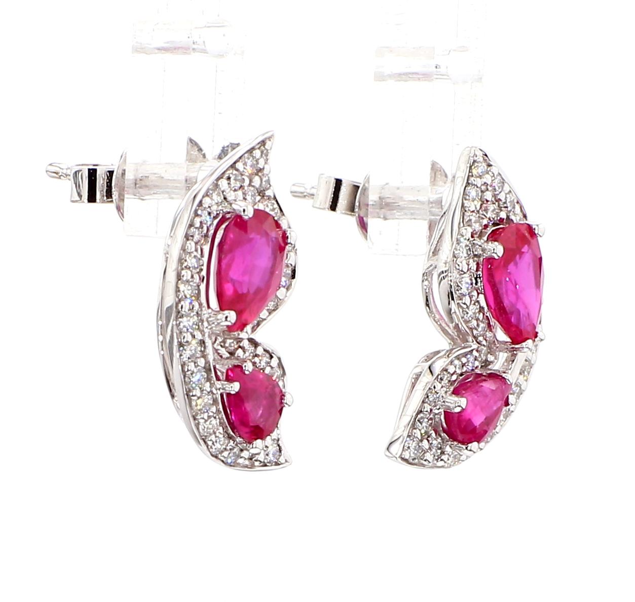 Taille poire Clous d'oreilles en or avec rubis rouge poire naturel et diamant blanc de 1,65 carat poids total en vente