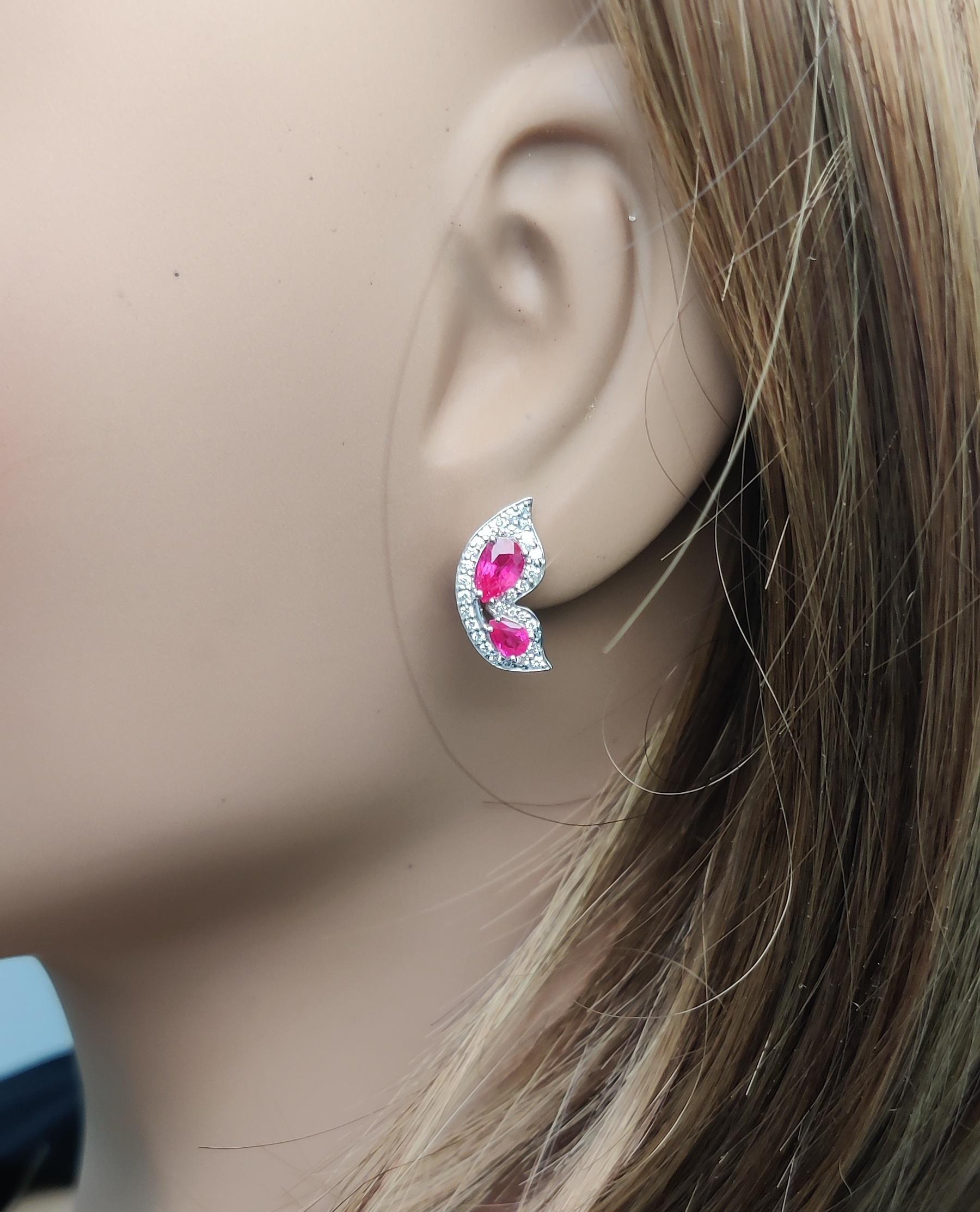 Clous d'oreilles en or avec rubis rouge poire naturel et diamant blanc de 1,65 carat poids total Neuf - En vente à New York, NY
