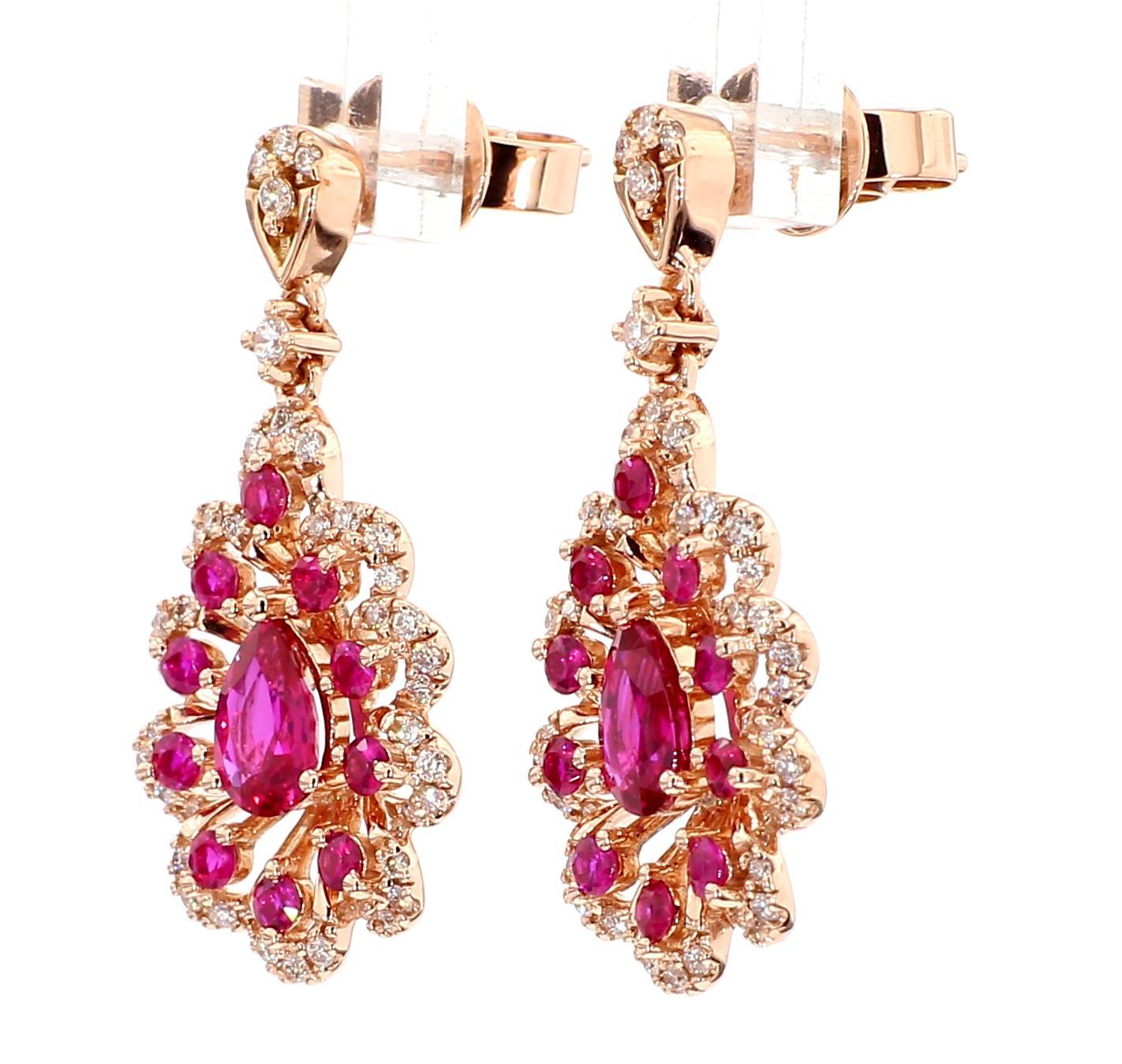 Los intrigantes pendientes de rubí de RareGemWorld. Montada en un precioso engaste de oro rosa de 14 quilates con rubíes rojos naturales talla pera complementados con rubíes rojos naturales talla redonda y melee de diamantes blancos naturales