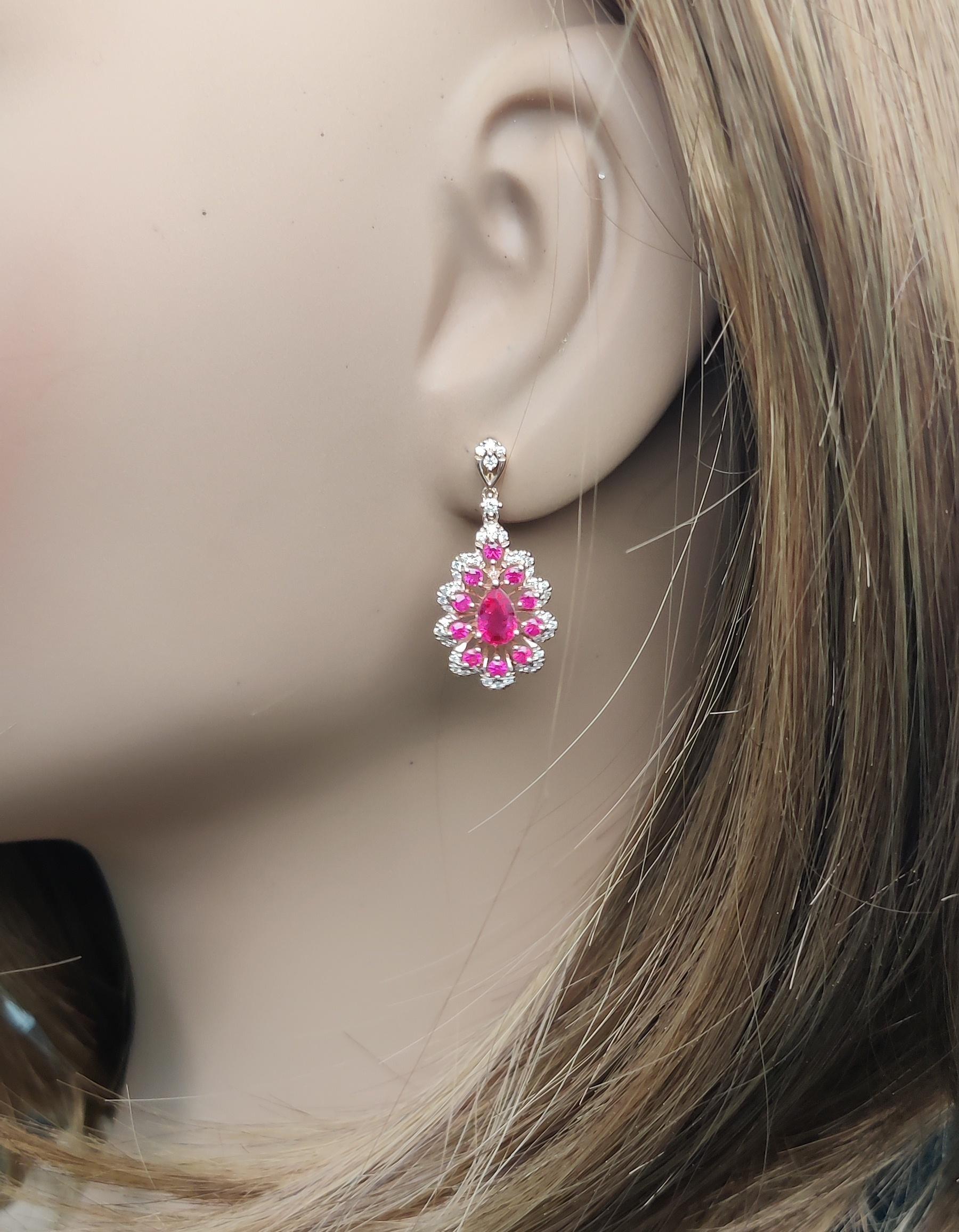 Pendientes de Gota de Oro con Rubí Pera Rojo Natural y Diamante Blanco de 1.81 Quilates TW en Nuevo estado para la venta en New York, NY