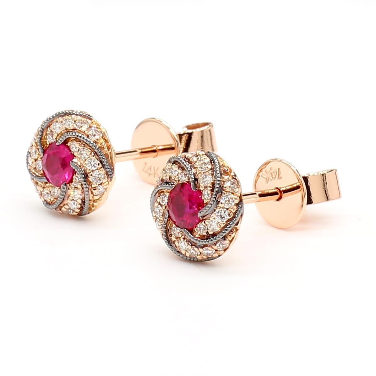 I bellissimi orecchini di rubino di RareGemworld. Montato in una splendida montatura in oro rosa 14K con rubini rossi naturali a taglio rotondo. I diamanti sono circondati da una mischia di diamanti bianchi rotondi naturali. Questi orecchini sono