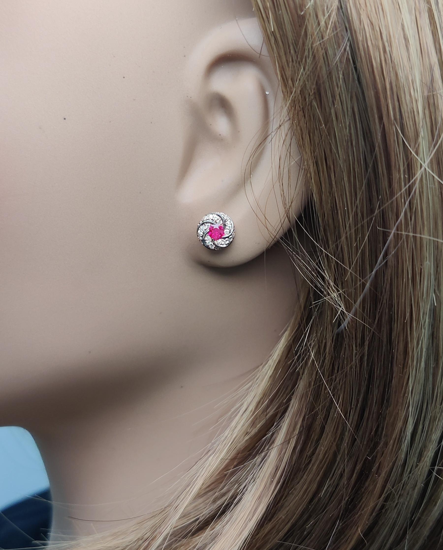 Orecchini con rubino tondo rosso naturale e diamante bianco da 0,49 carati TW in oro rosa In condizioni Nuovo in vendita a New York, NY
