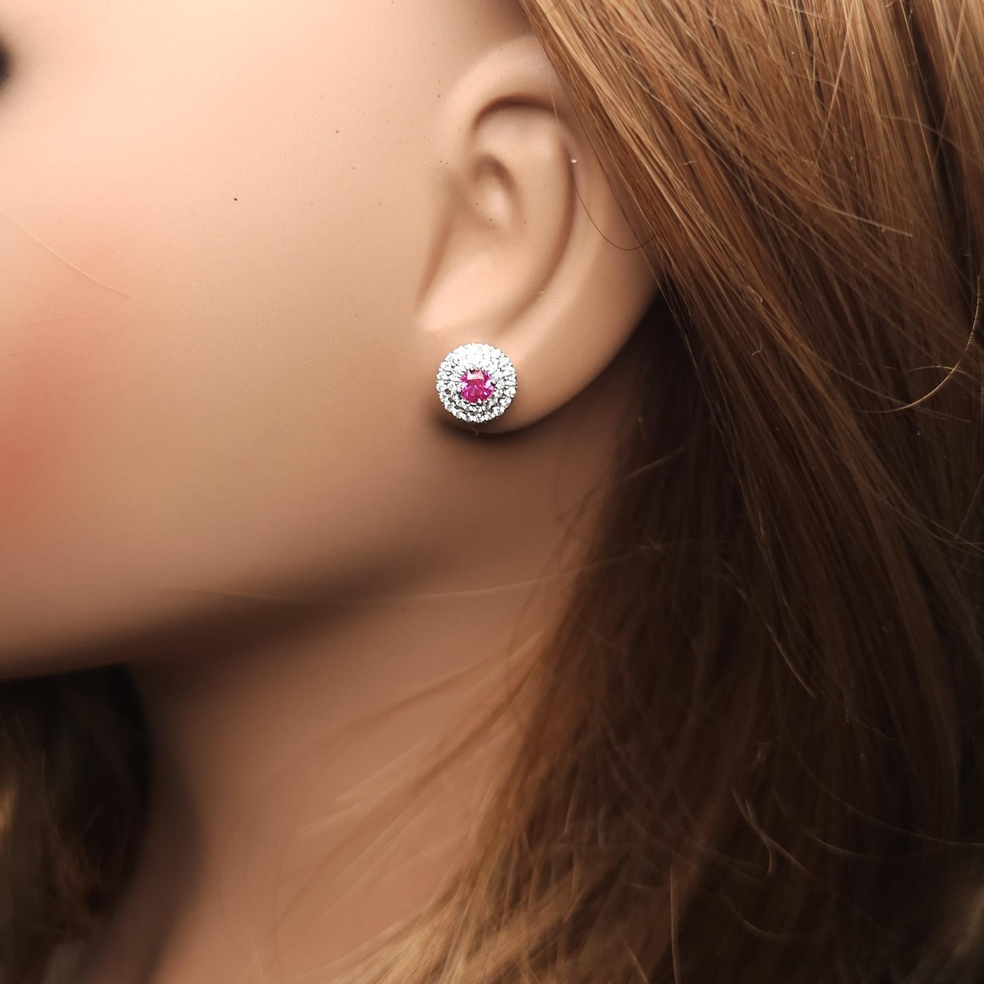 Clous d'oreilles en or blanc 1.02 carat avec rubis rouge naturel rond et diamants blancs Neuf - En vente à New York, NY