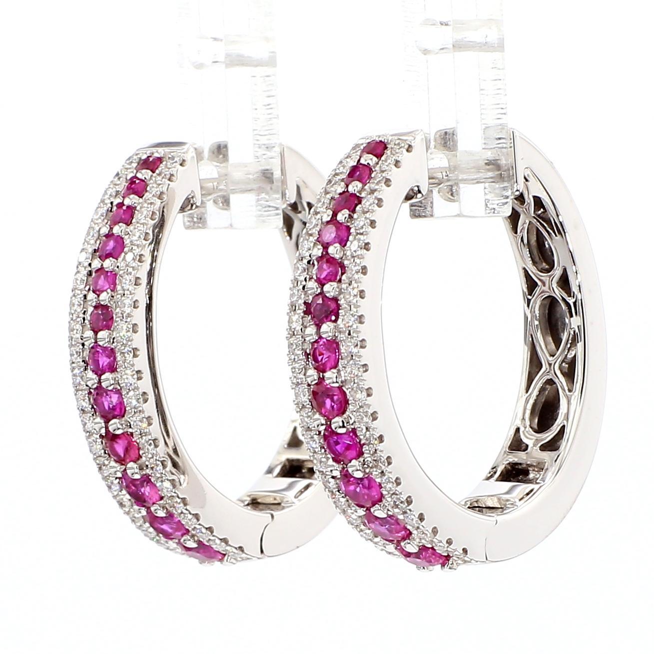 I bellissimi orecchini di rubino di RareGemworld. Montato in una splendida montatura in oro bianco 14K con rubini rossi naturali a taglio rotondo. Questi orecchini includono rubini rossi tondi naturali e diamanti bianchi tondi naturali in un