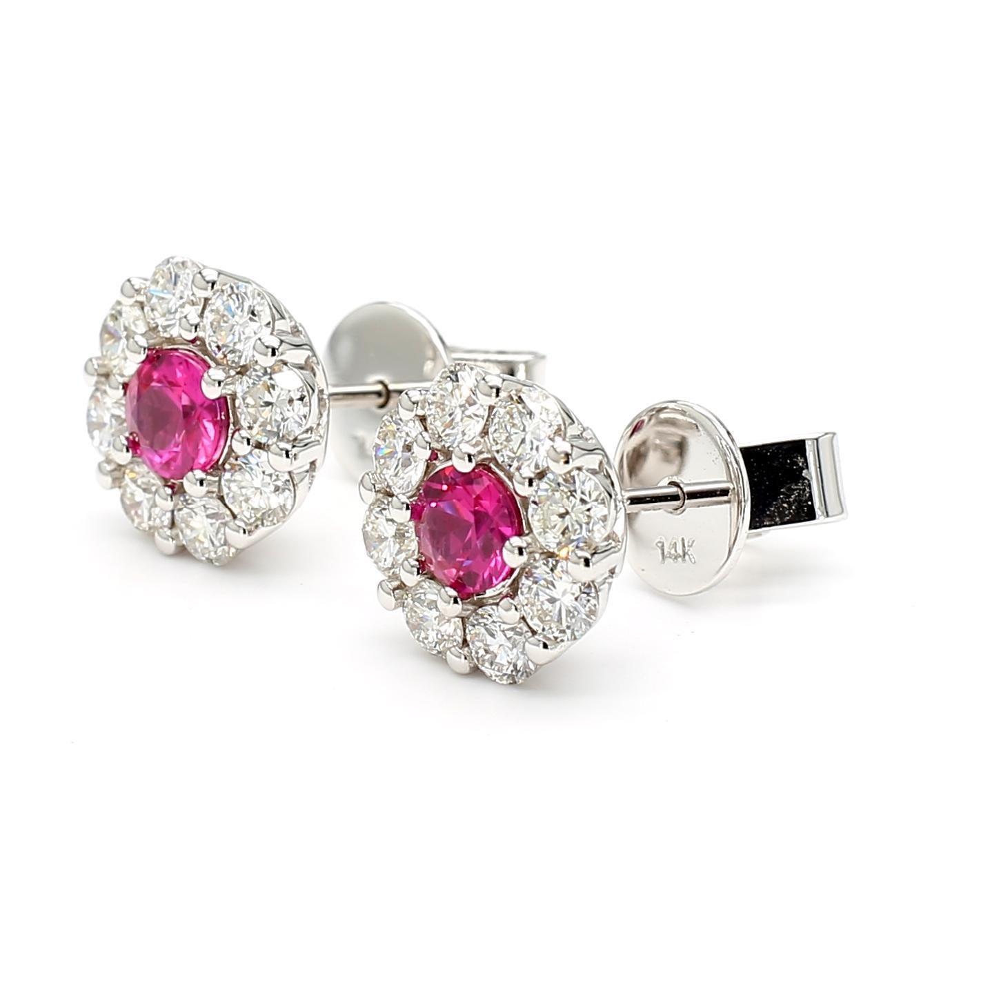 RareGemWorld's schöne Rubin-Ohrringe. Montiert in einer schönen Fassung aus 14K Weißgold mit natürlichen roten Rubinen im Rundschliff. Die Diamanten sind von natürlichen runden weißen Diamanten umgeben. Diese Ohrringe werden Sie garantiert