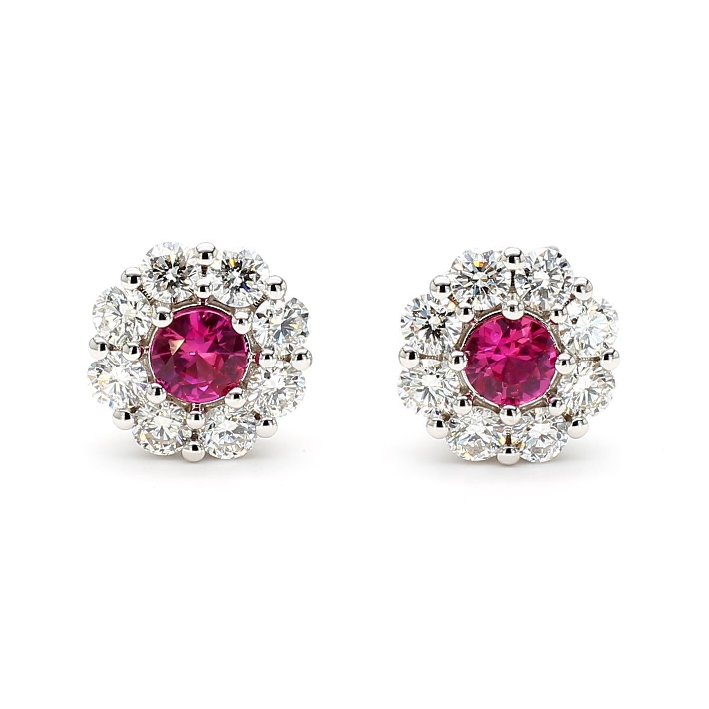 Natürlicher roter runder Rubin und weißer Diamant 1.68 Karat TW Weißgold Ohrstecker (Zeitgenössisch) im Angebot
