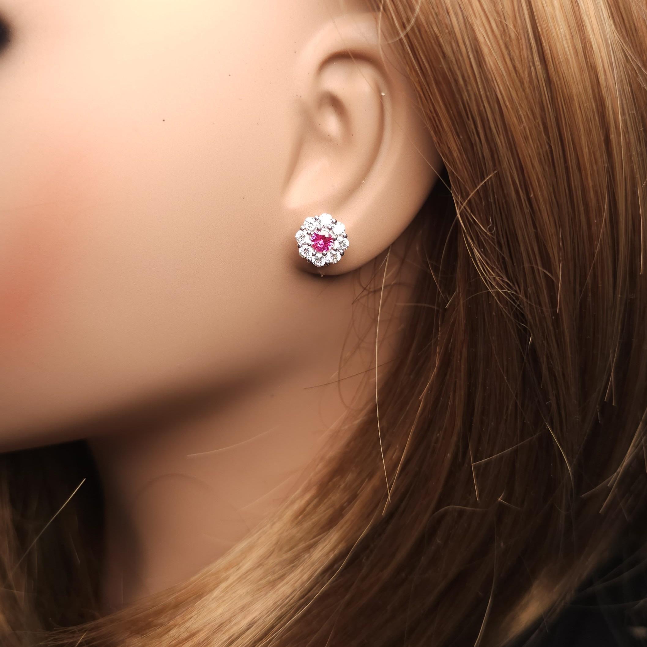 Natürlicher roter runder Rubin und weißer Diamant 1.68 Karat TW Weißgold Ohrstecker im Zustand „Neu“ im Angebot in New York, NY