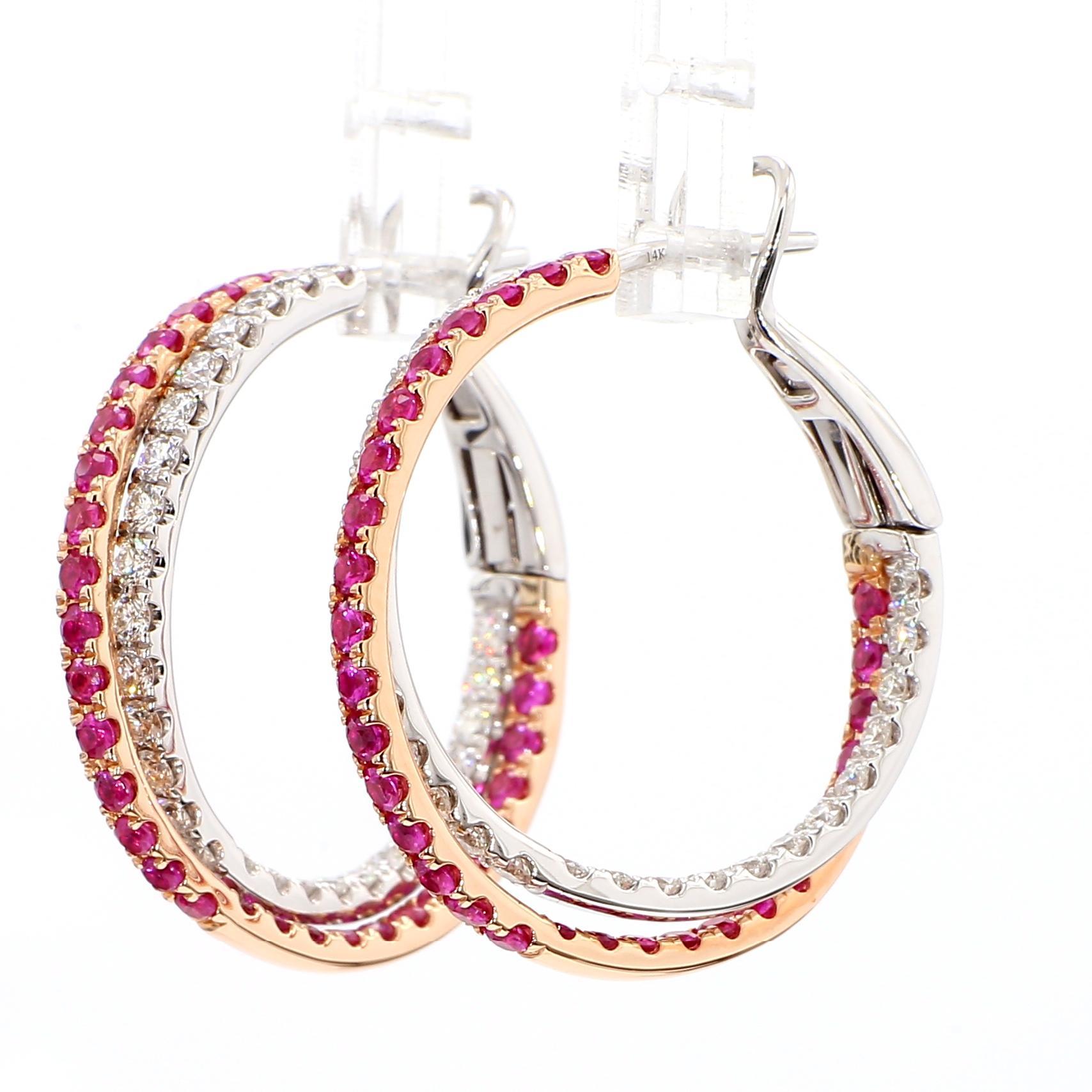 Preciosos pendientes de rubí de RareGemWorld. Montada en un precioso engaste de oro rosa y blanco de 18 quilates con rubíes rojos redondos naturales, complementados con diamantes blancos redondos naturales en una preciosa forma circular entrelazada.