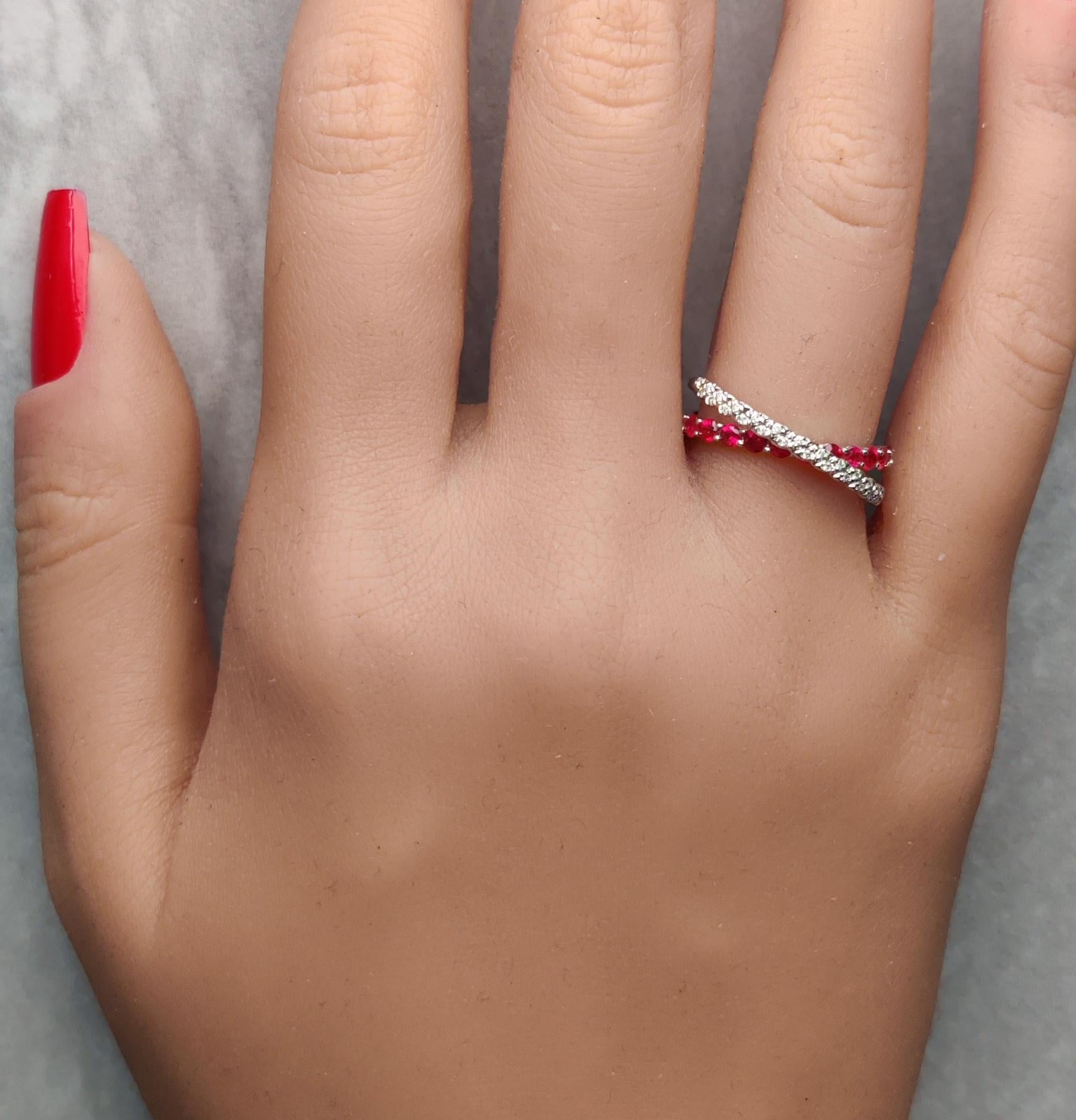 Natural Red Round Ruby and White Diamond .62 Carat TW Gold Wedding Band en Nuevo estado para la venta en New York, NY