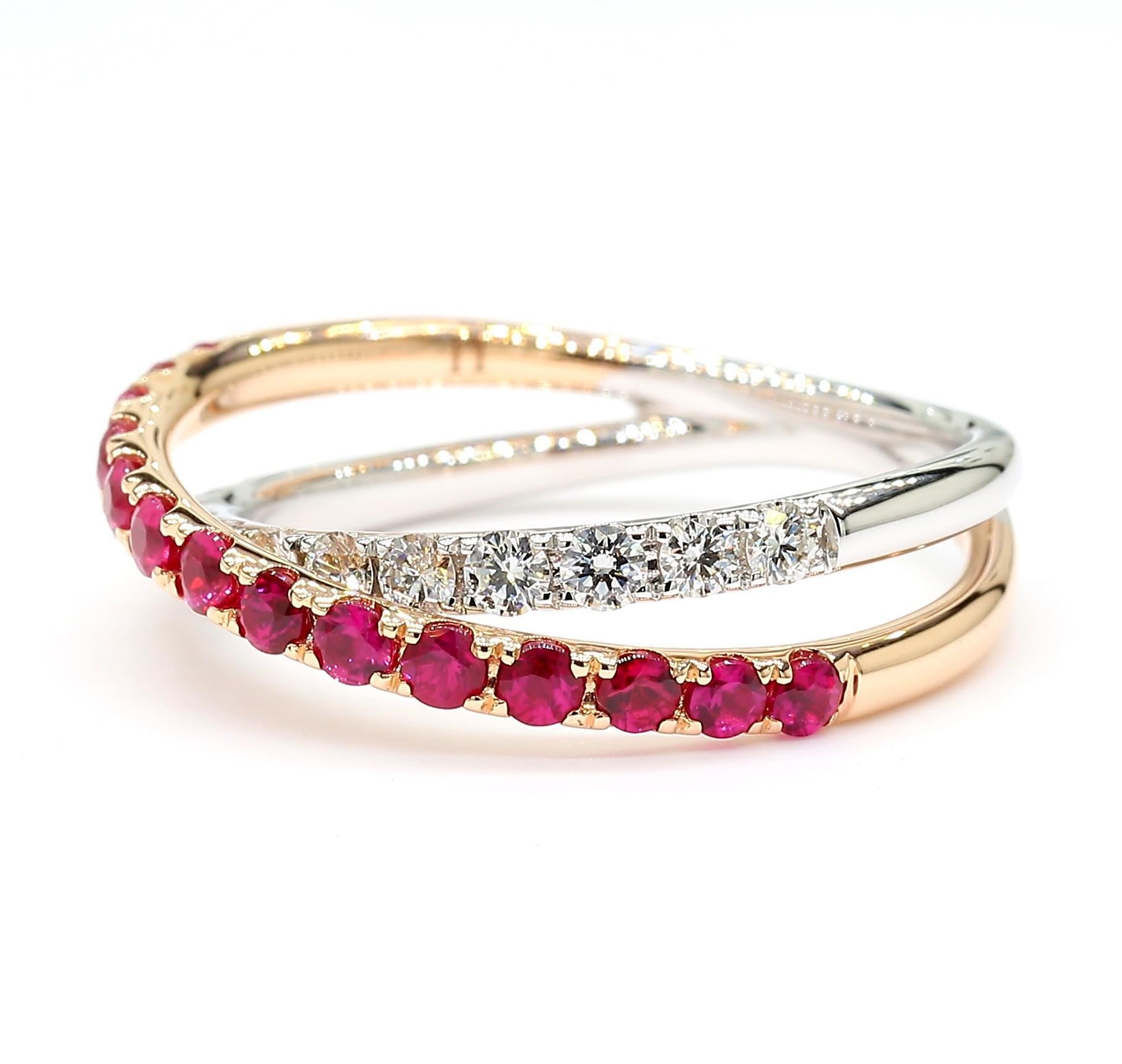 La bellissima fascia da cocktail di Raregemworld. Montato in una splendida montatura in oro rosa e bianco 14K con un rubino rosso naturale a taglio rotondo e un diamante bianco naturale a taglio rotondo. Questa banda è garantita per impressionare e