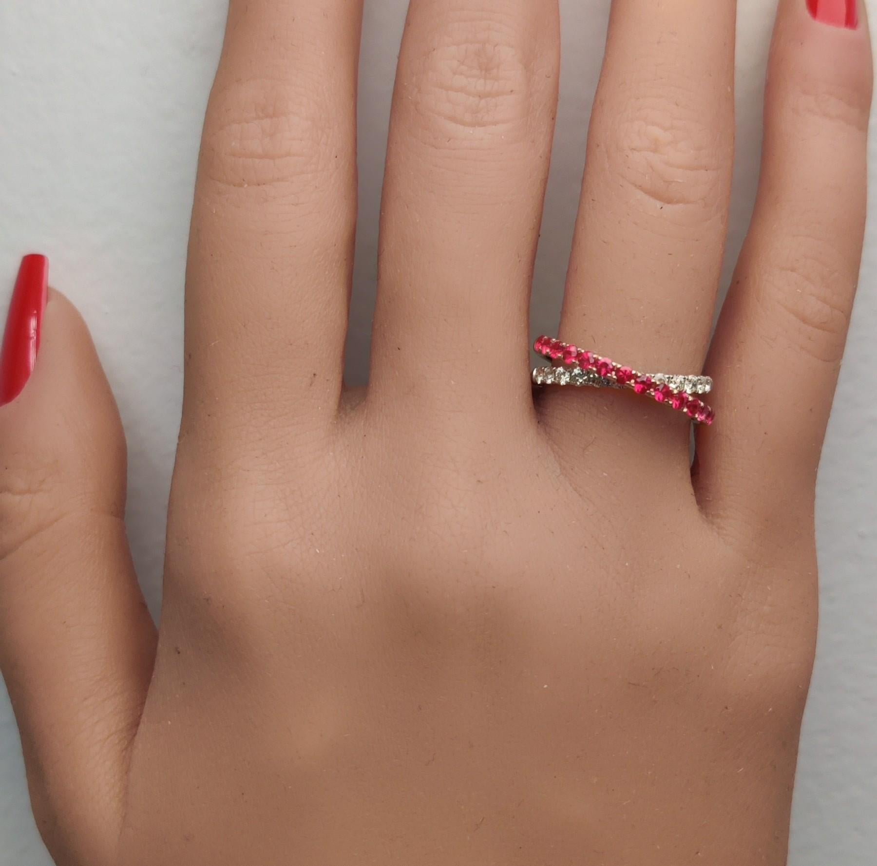 Fascia da cocktail in oro con rubino rosso rotondo naturale e diamante bianco da 0,85 carati TW In condizioni Nuovo in vendita a New York, NY
