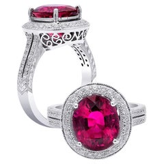 Piedra Rubelita Roja Natural 4,59 quilates en Anillo de Oro Blanco de 18 quilates con Diamantes