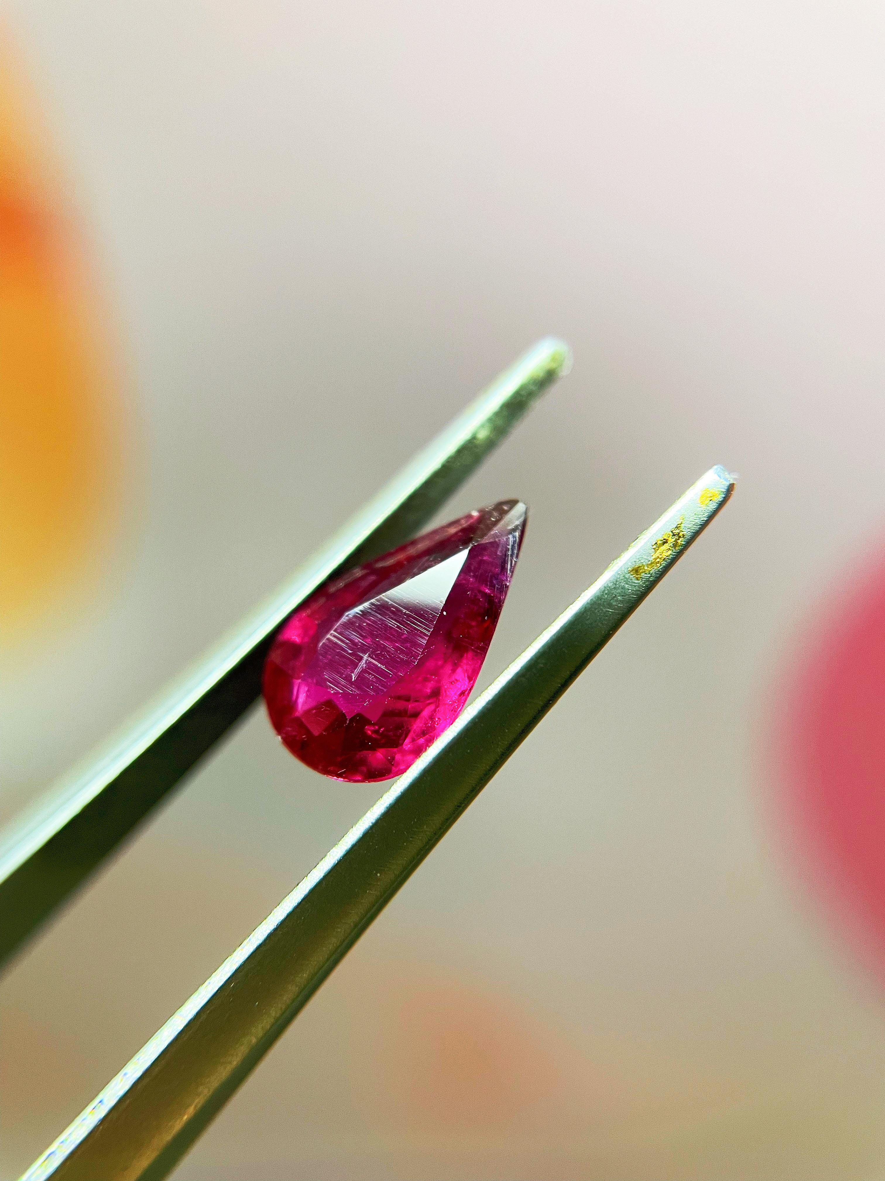 Natural Red Rubellite Tourmaline Teardrop Loose Stone, Jewelry Making 1.05 Ct en vente 4