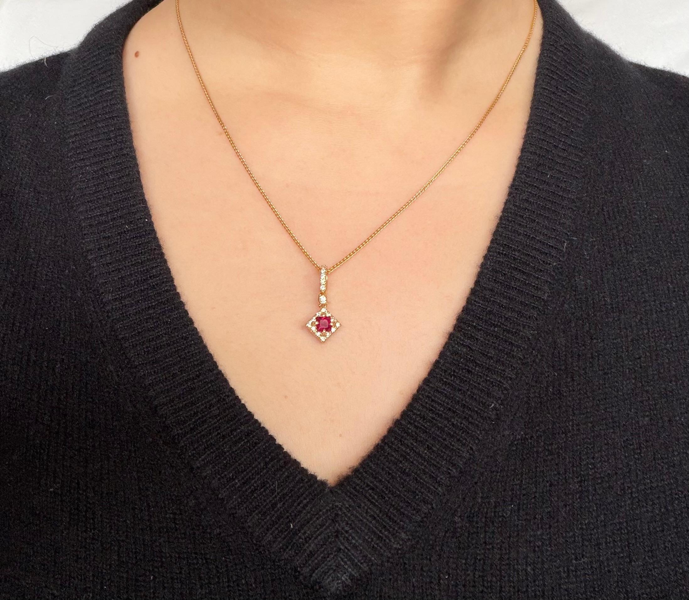 Quadrato Collana con ciondolo in rubino rosso naturale e diamanti in vendita