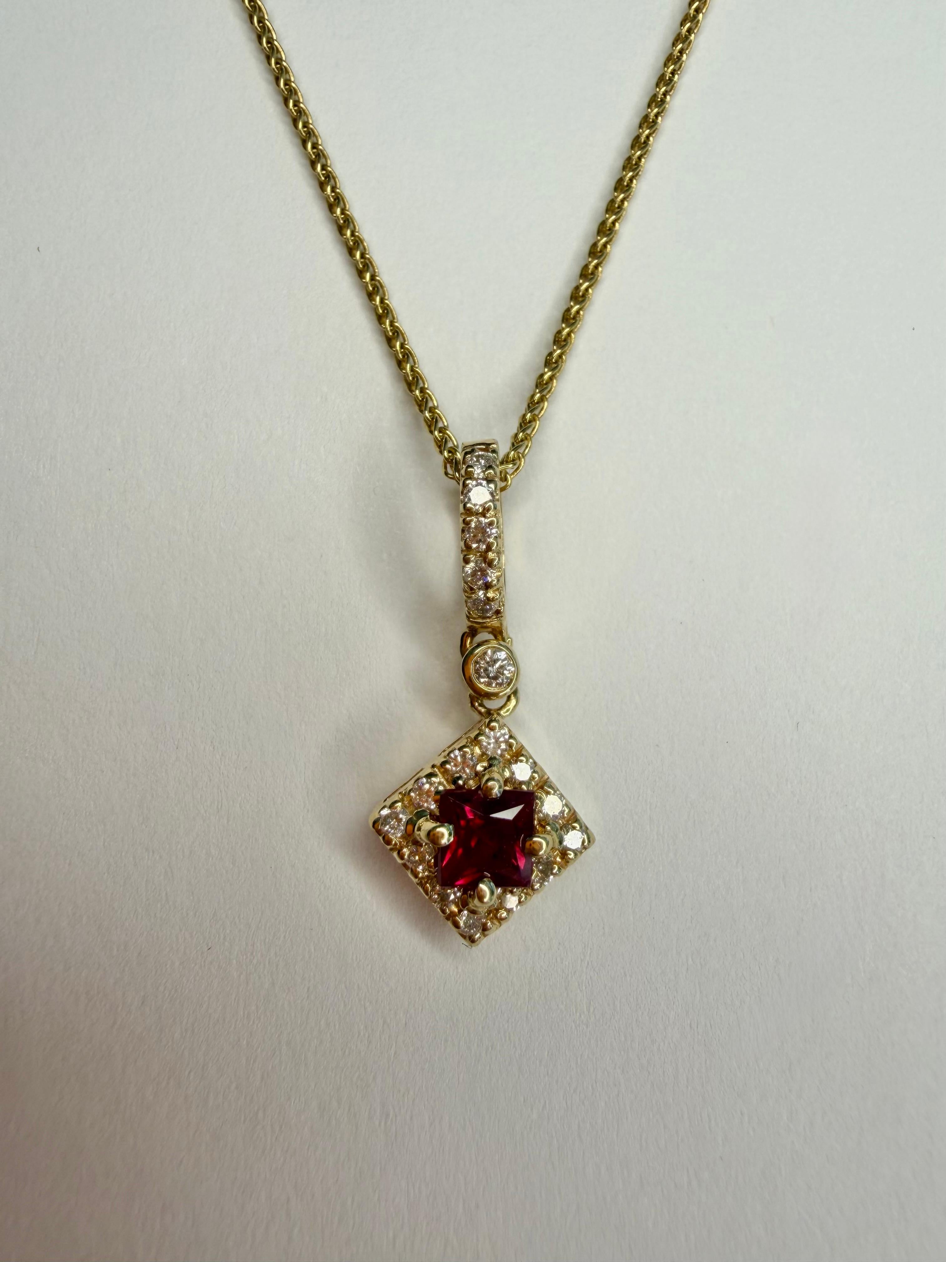 Collana con ciondolo in rubino rosso naturale e diamanti In condizioni buone in vendita a Denver, CO