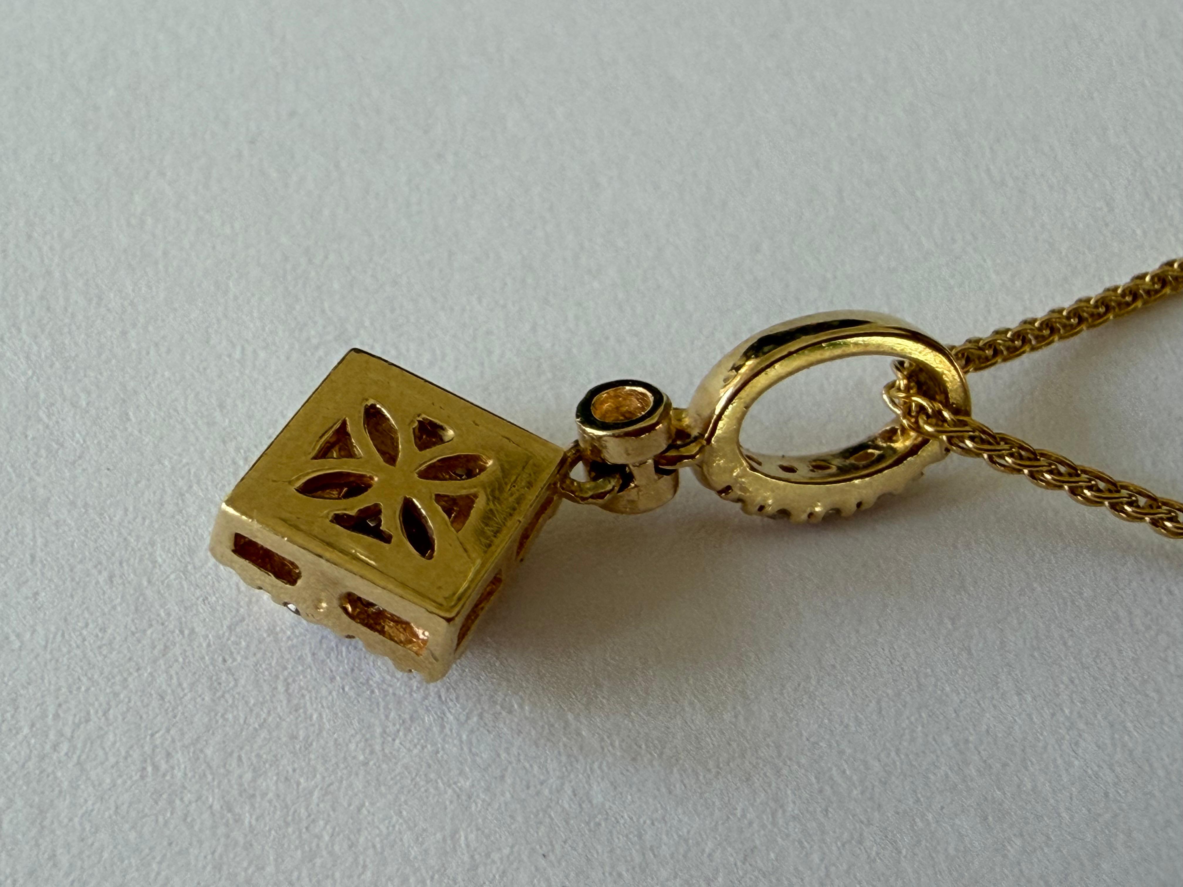 Donna Collana con ciondolo in rubino rosso naturale e diamanti in vendita