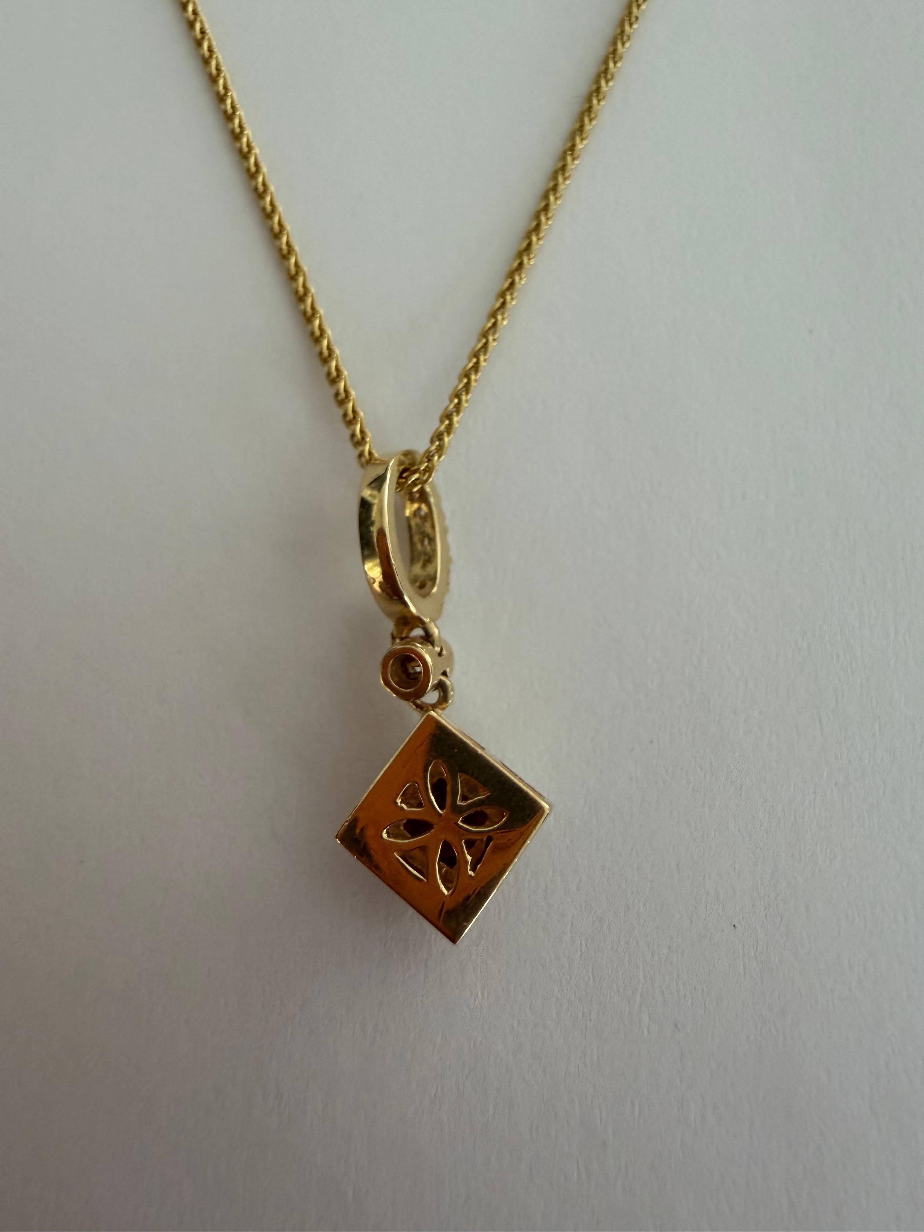 Collana con ciondolo in rubino rosso naturale e diamanti in vendita 1