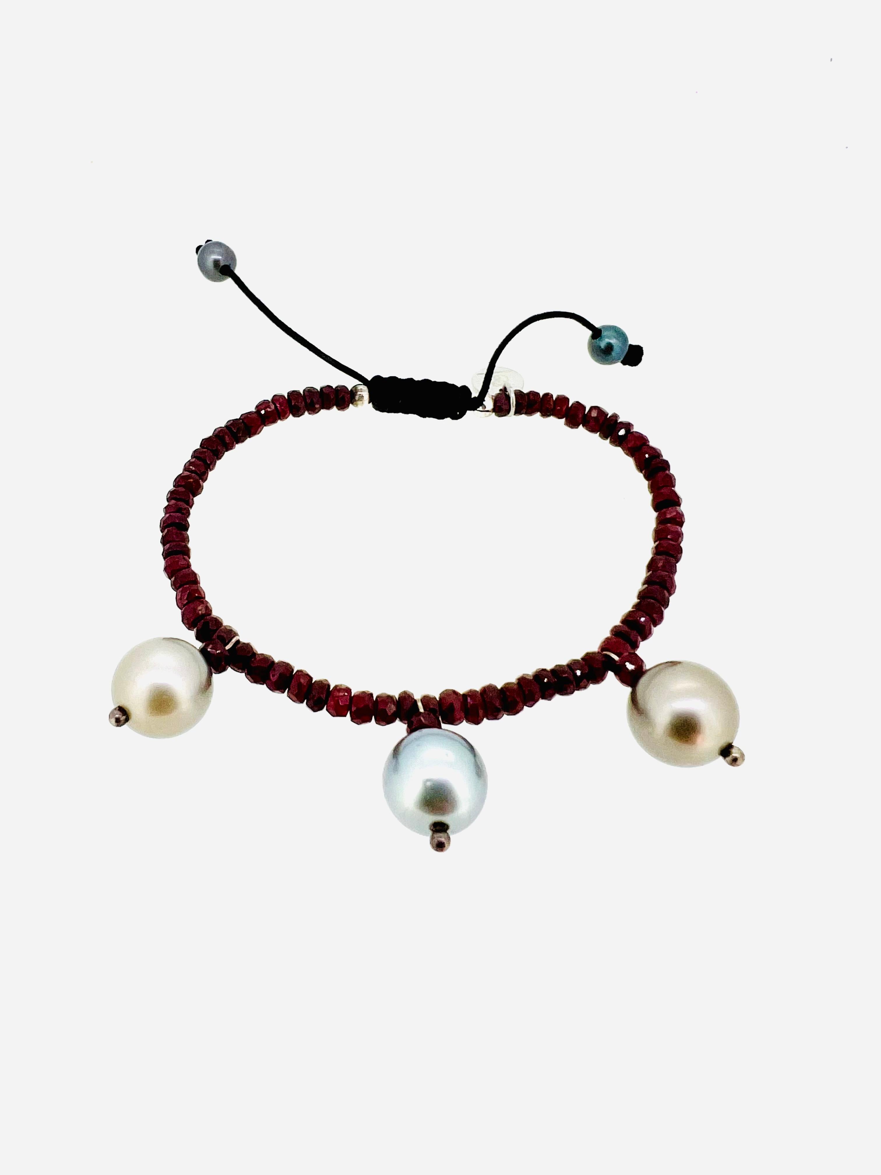 Natural Red Ruby bracelet with 3 dangling Tahiti pearls In New Condition For Sale In Boostedt, SH