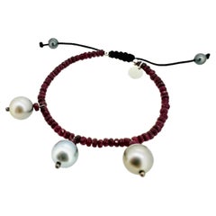 Bracciale in rubino rosso Nature con 3 perle Tahiti pendenti