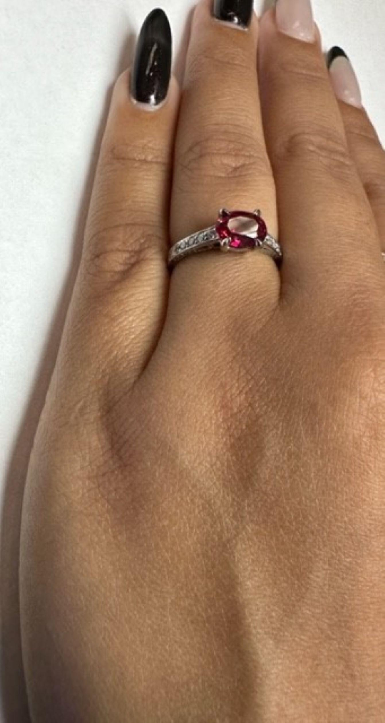 Bague de fiançailles en spinelle rouge naturelle et diamant  Unisexe en vente