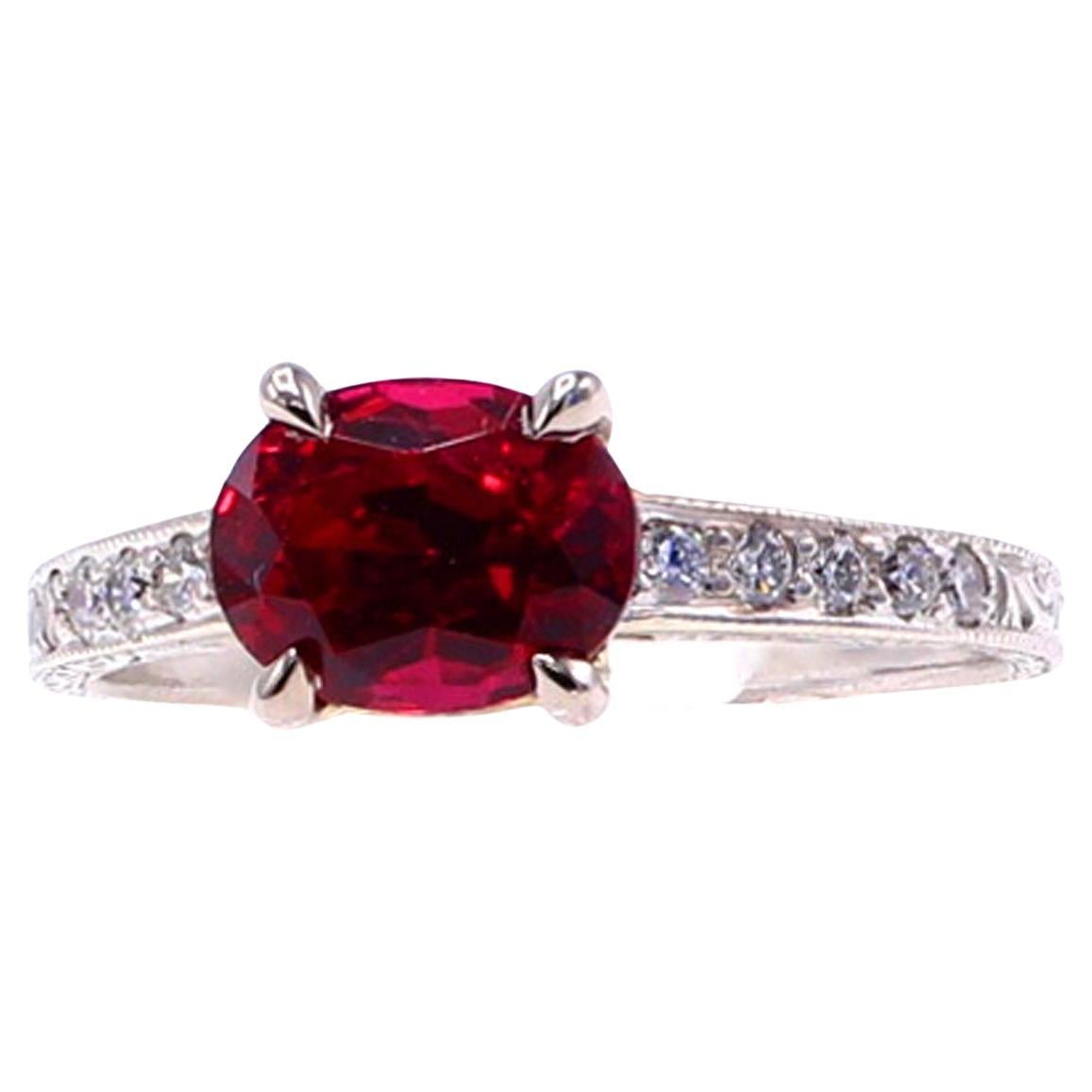 Bague de fiançailles en spinelle rouge naturelle et diamant  en vente