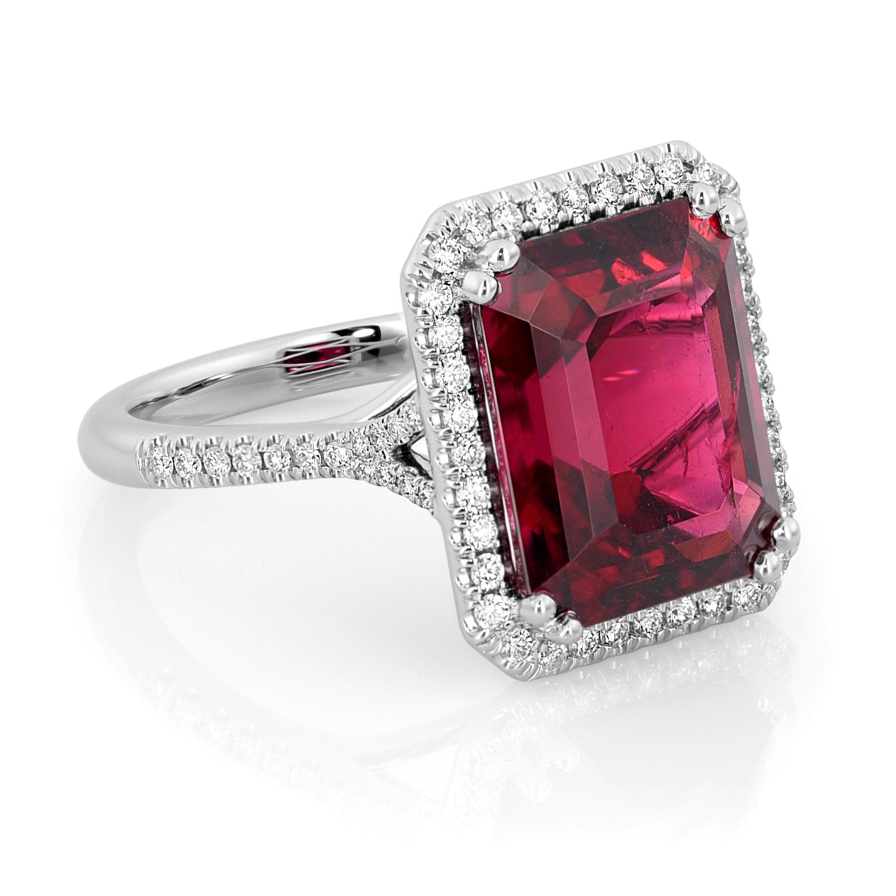Entdecken Sie die Faszination dieses Rings aus 14 Karat Weißgold, dessen Herzstück ein roter Turmalin ist, der von Brillanten akzentuiert wird. Der rote Turmalin im Smaragdschliff mit seinem leuchtenden Farbton und seiner außergewöhnlichen Reinheit