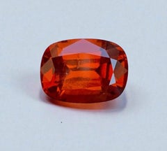 Grenat grossulaire orange rougeâtre naturel : 2.50 carats, taille coussin