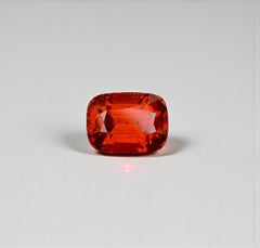 Gemma naturale di granato grossolano arancione rossastro: 3,60 carati con taglio a cuscino