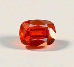 Grenat grossulaire orange rougeâtre naturel : 4.40 carats, taille coussin