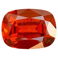 Grenat grossulaire orange rougeâtre naturel : 4.40 carats, taille coussin