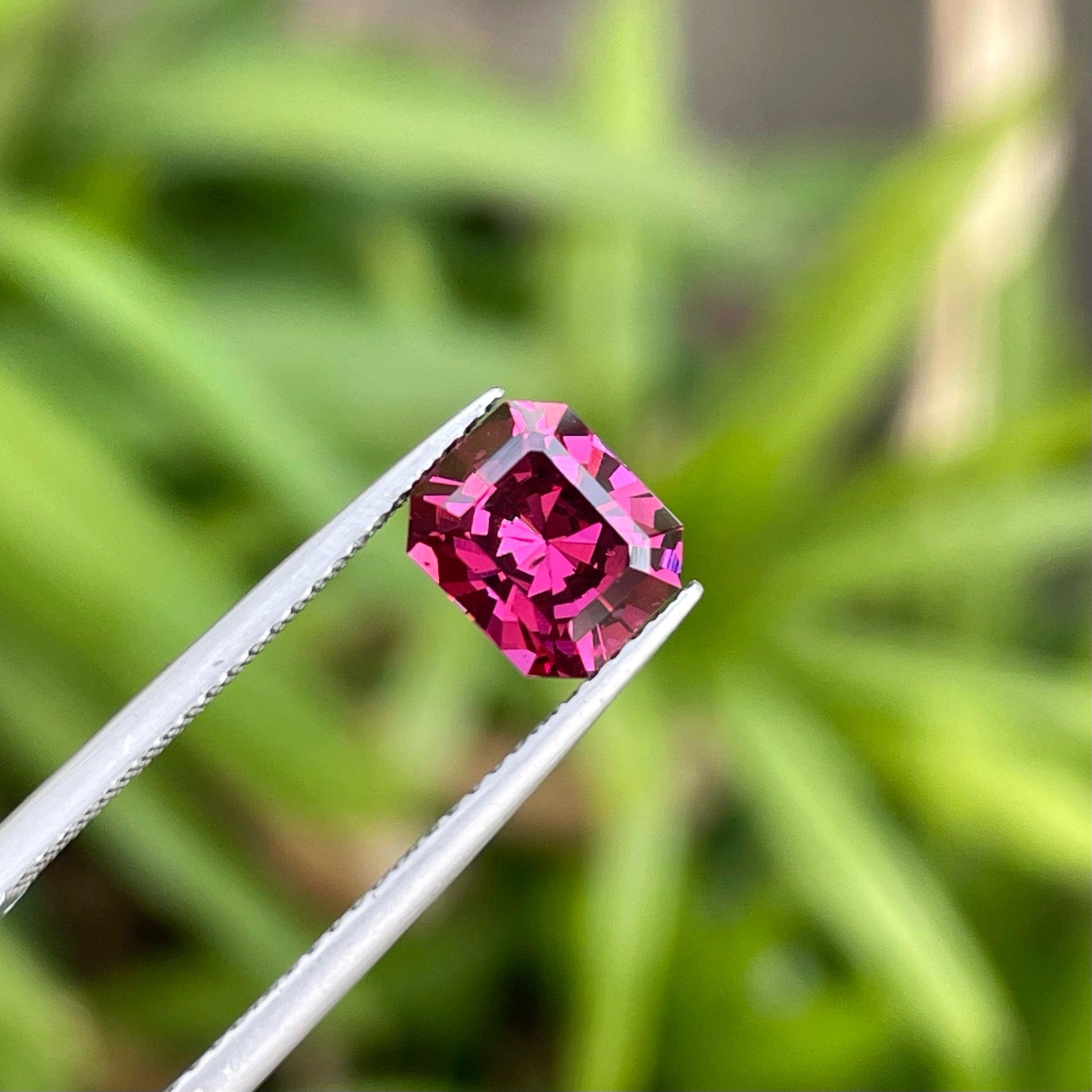 Natural Reddish Pink Malawi Garnet Stone of 2.0 carats from Malawi has a wonderful cut in a Octagon shape, Reddish Pink color, Great brilliance. This gem is VVS Clarity.

Product Information:
GEMSTONE NAME: Natural Reddish Pink Malawi Garnet