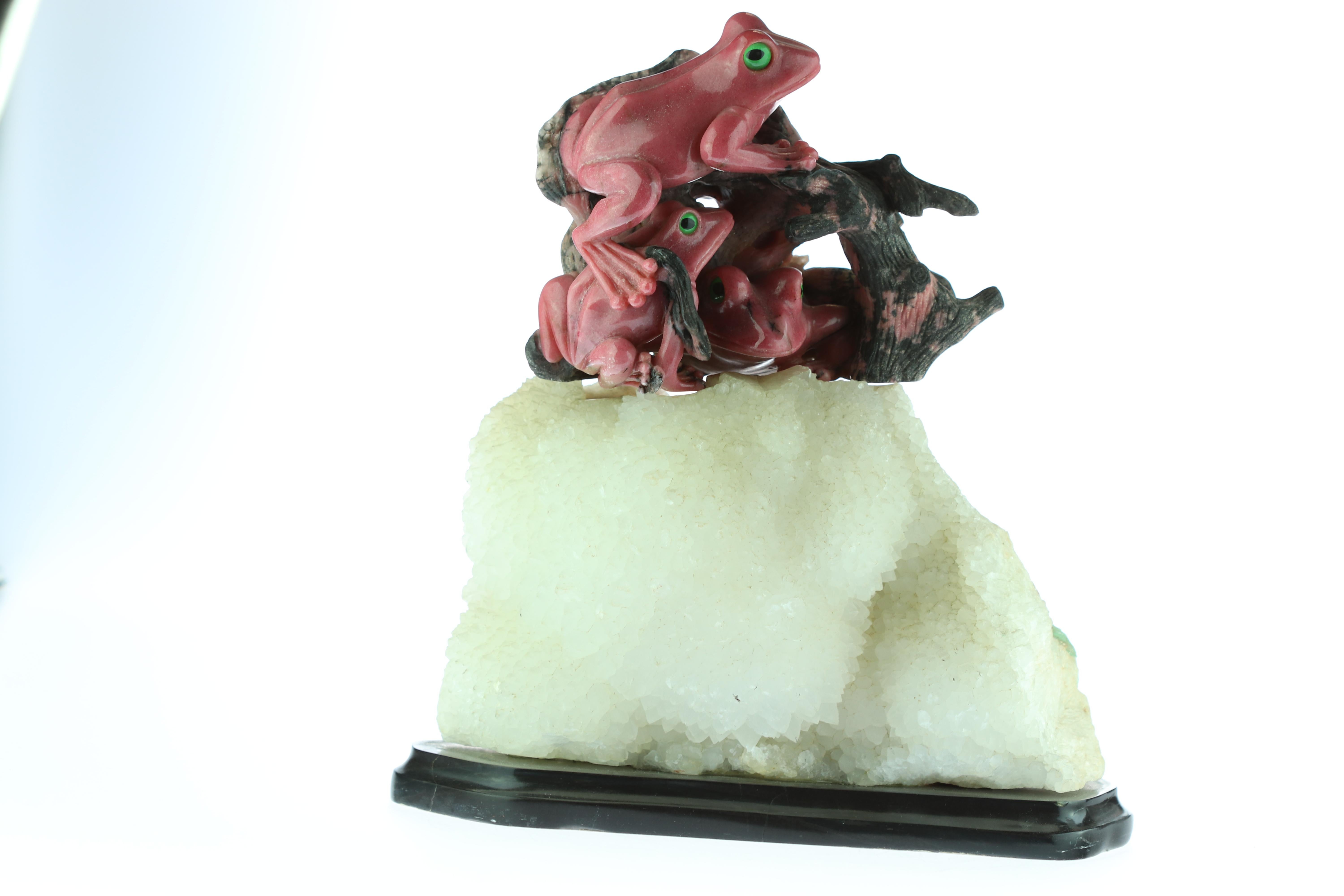 Natural Rhodochrosite Frogs Figurine Carved Animal Artisanal Statue Sculpture In Excellent Condition For Sale In Milano, IT