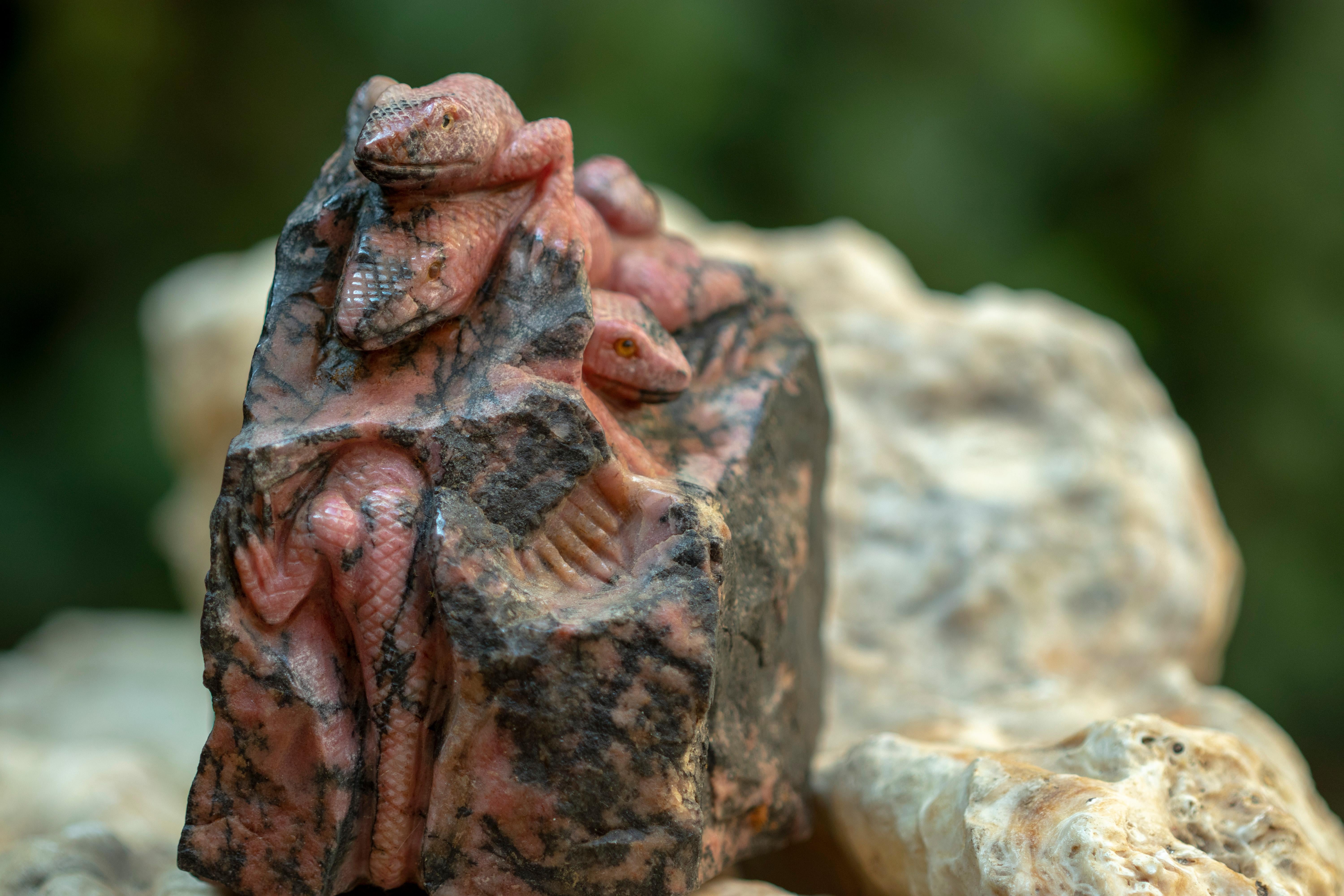Late 20th Century Natural Rhodochrosite Lizard Figurine Carved Animal Artisanal Chinese Sculpture For Sale