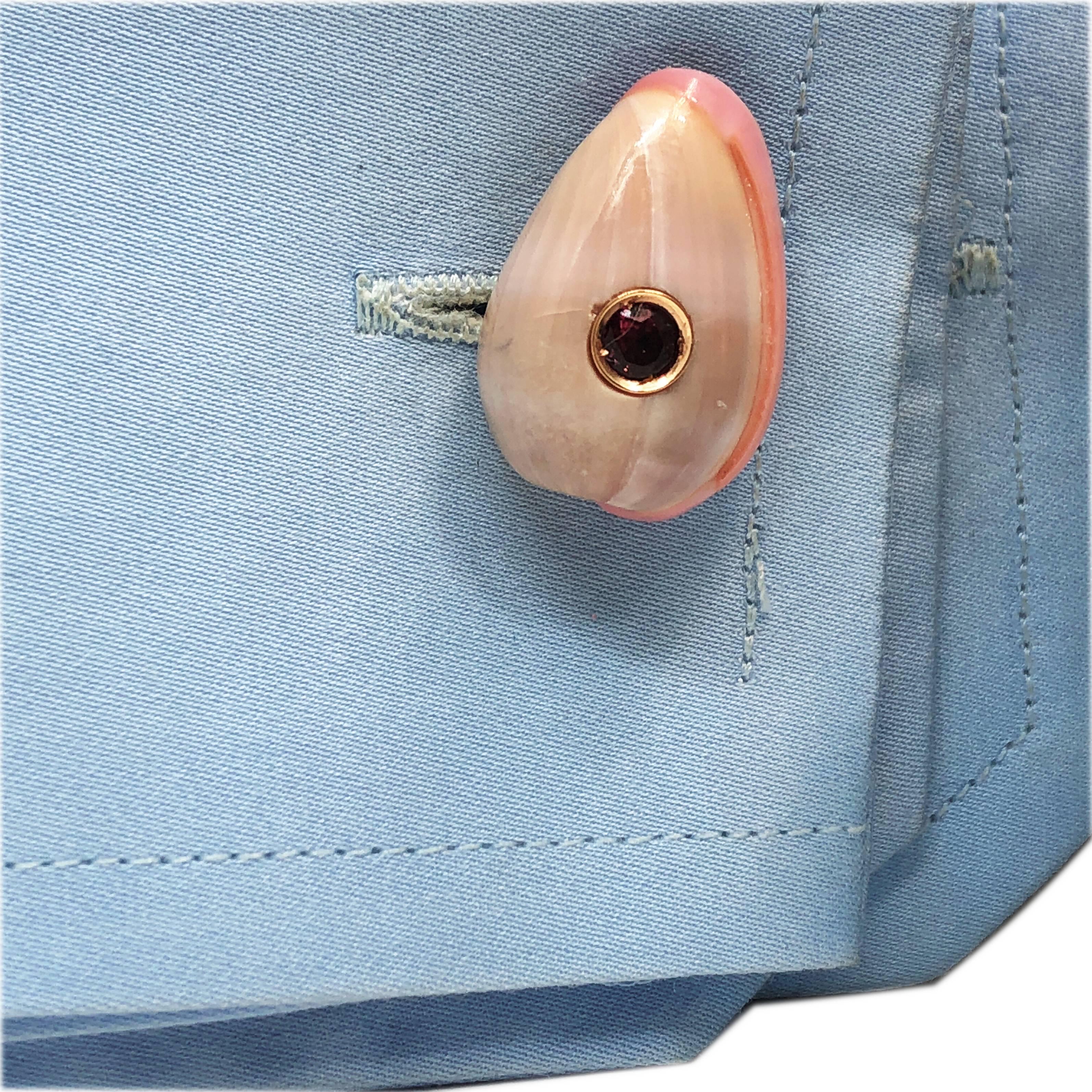 Taille boule Berca Rhodolite Hématite en forme de coquillage Boutons de manchette en or 18 carats en vente