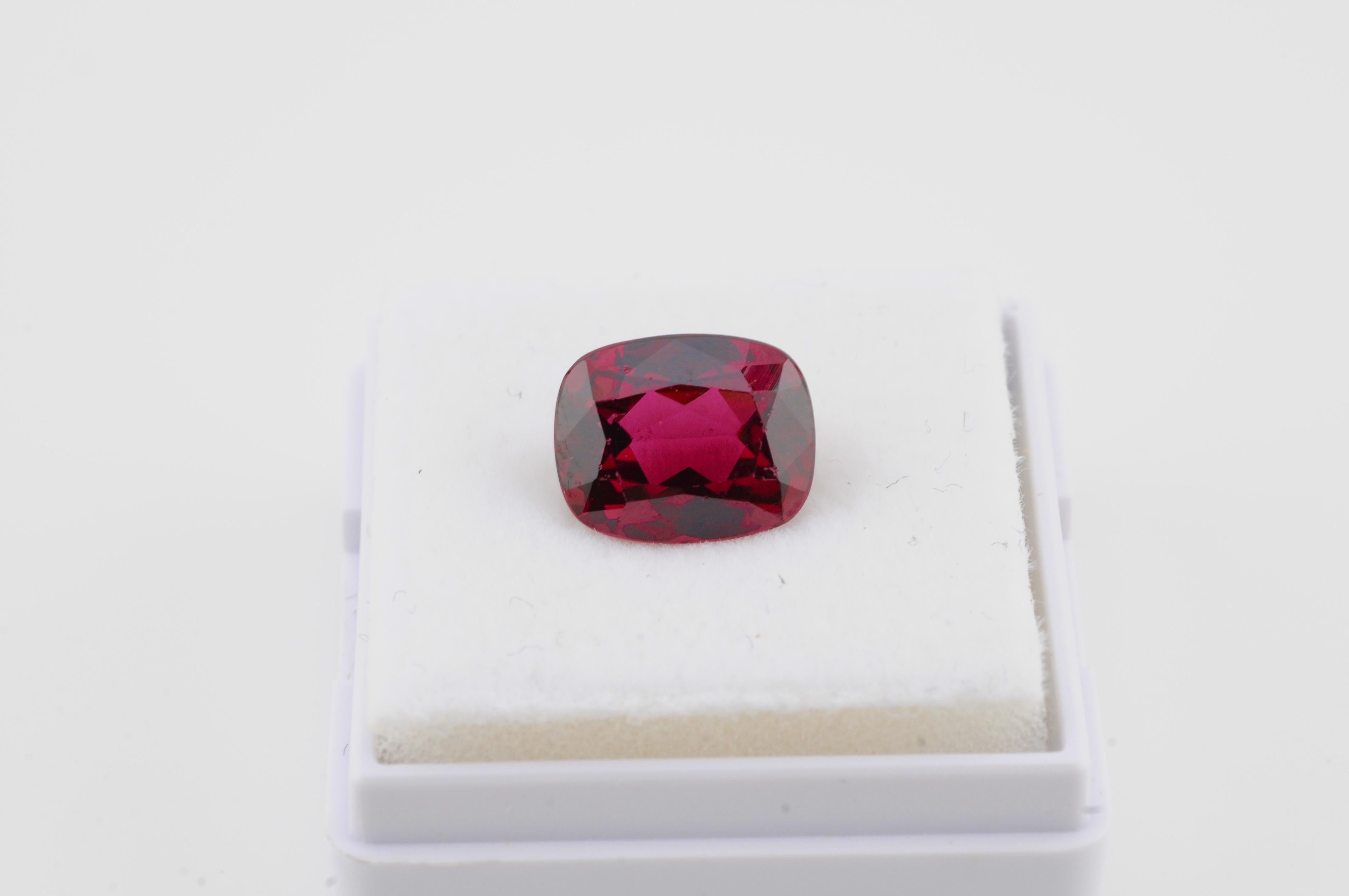 Granato di rodolite naturale - 3,39 carati

Un granato di rodolite di alta qualità della serie Pyrope-Almandine, del peso di 3,39 ct. Questa gemma presenta un colore intenso e un elegante taglio a cuscino.

Sono presenti graffi minori, ma appena
