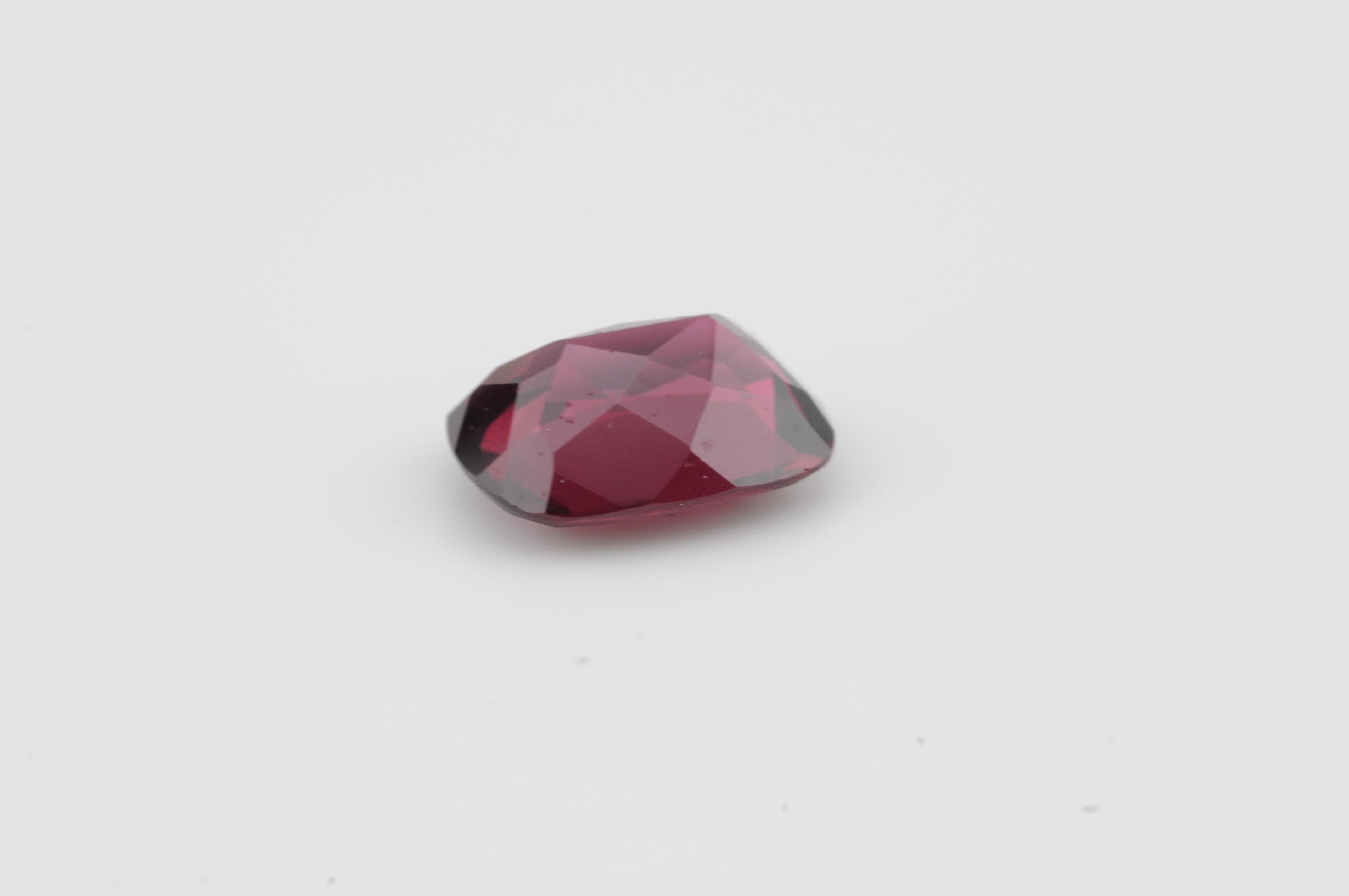 Taglio cuscino Granato di rodolite naturale - 3,39 carati in vendita