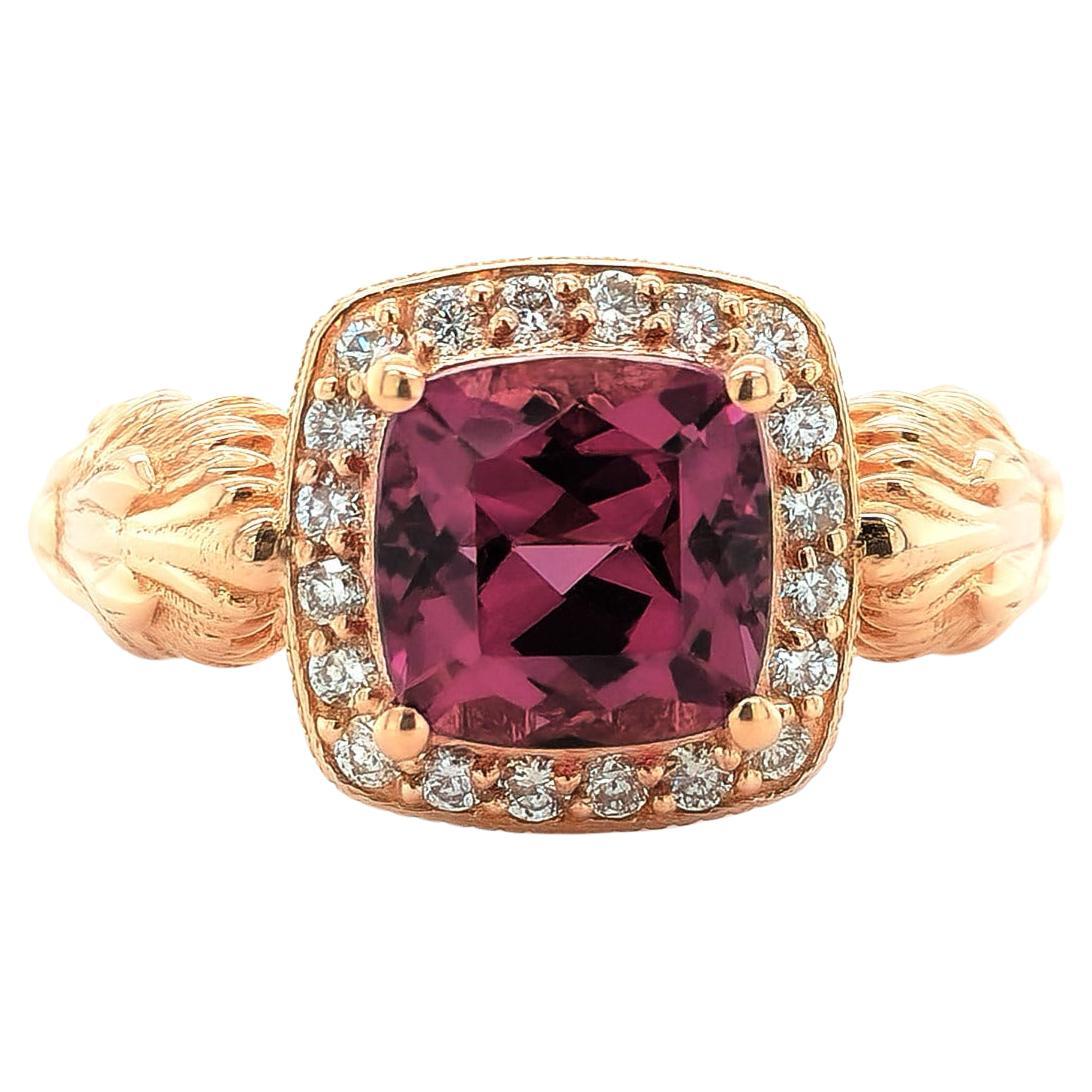 Bague en or rose 18 carats sertie d'un grenat rhodolite naturel de 3,59 carats et de diamants  en vente