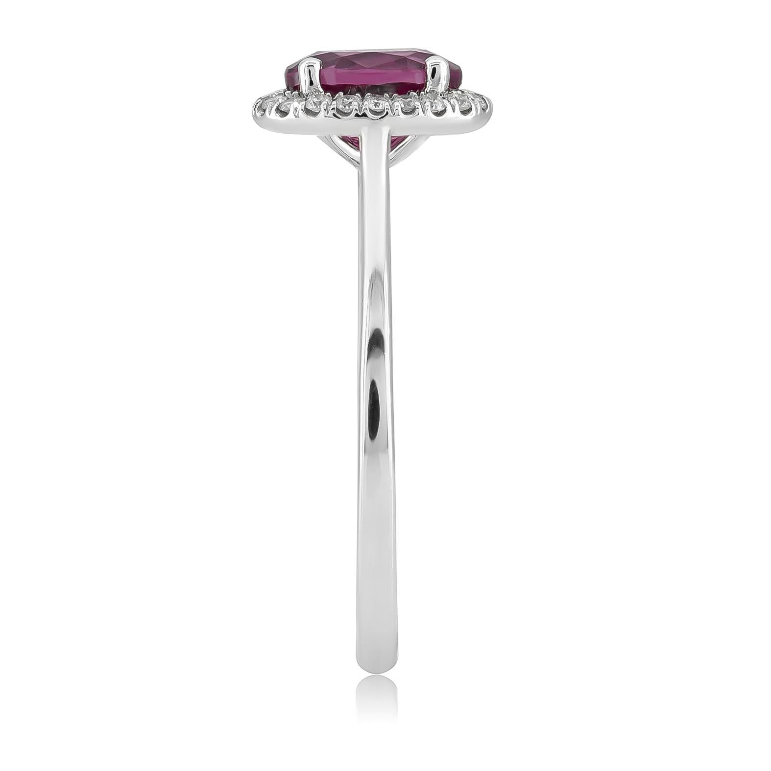 Scopri la raffinata eleganza di questo anello in oro bianco 14K, con un granato rodolite naturale accentuato da diamanti abbaglianti. Il vibrante granato ovale rosso, completato da diamanti scintillanti, crea un design sofisticato e senza tempo,