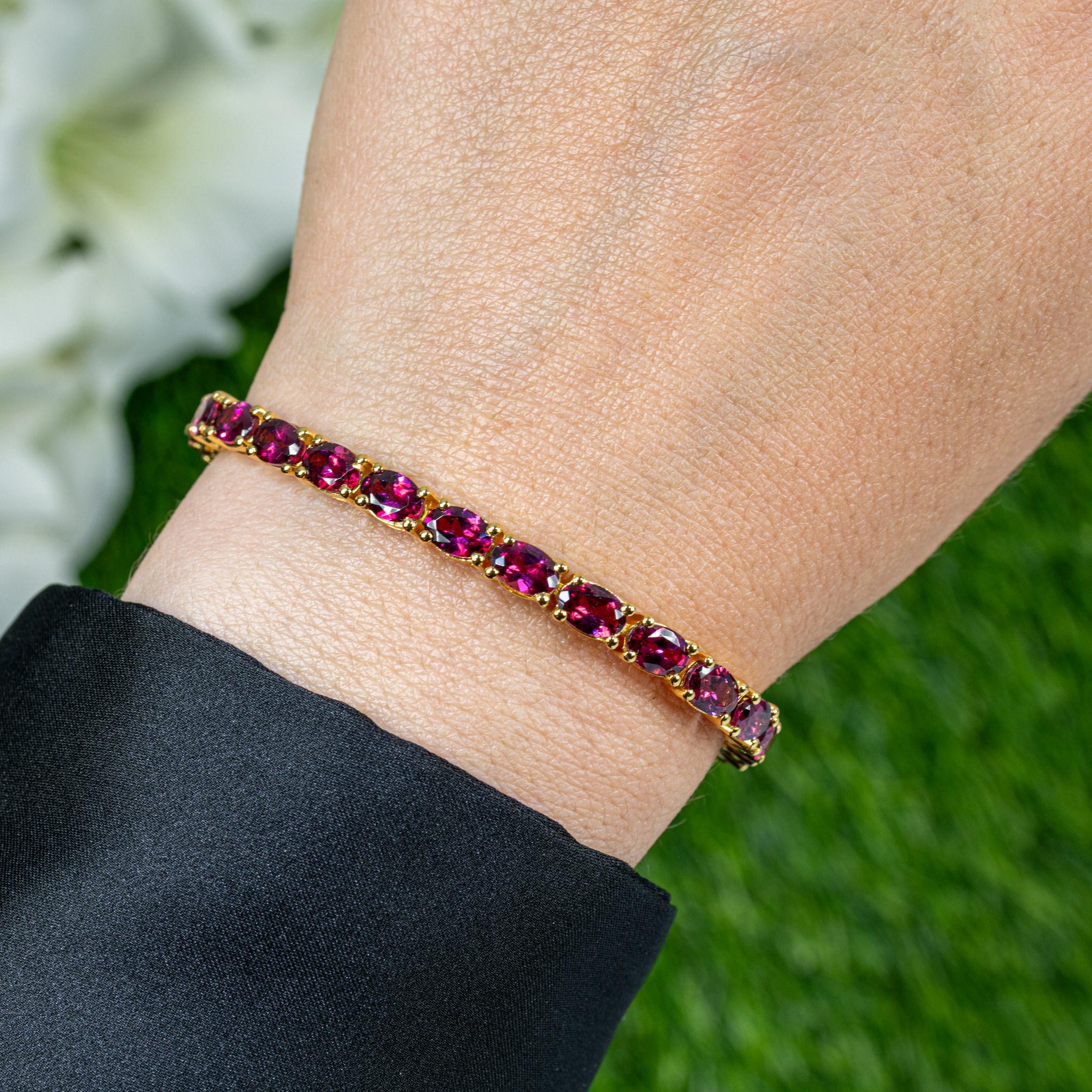 Il est accompagné d'une évaluation par la GIA GG/AJP.
Toutes les pierres précieuses sont naturelles
29 grenats rhodolite = 15,08 carats
Métal : argent sterling plaqué or jaune 24K
Longueur : 7.50 Inches
*Il peut être raccourci sur demande