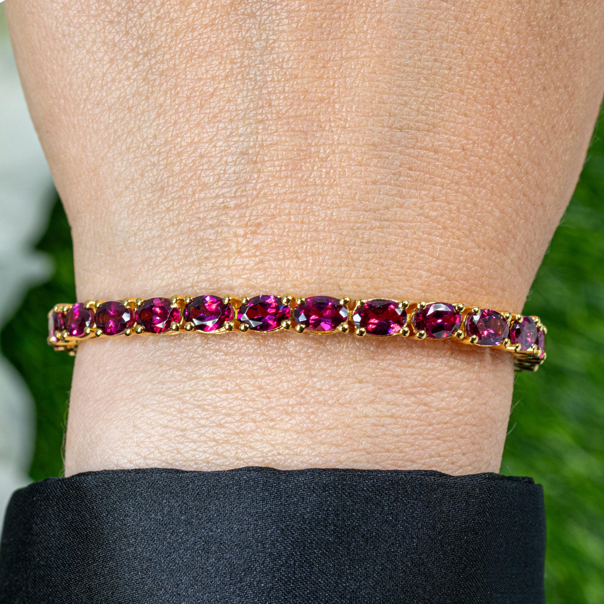 Taille ovale Bracelet tennis en rhodolite naturelle 15 carats plaqué argent jaune 24 carats en vente