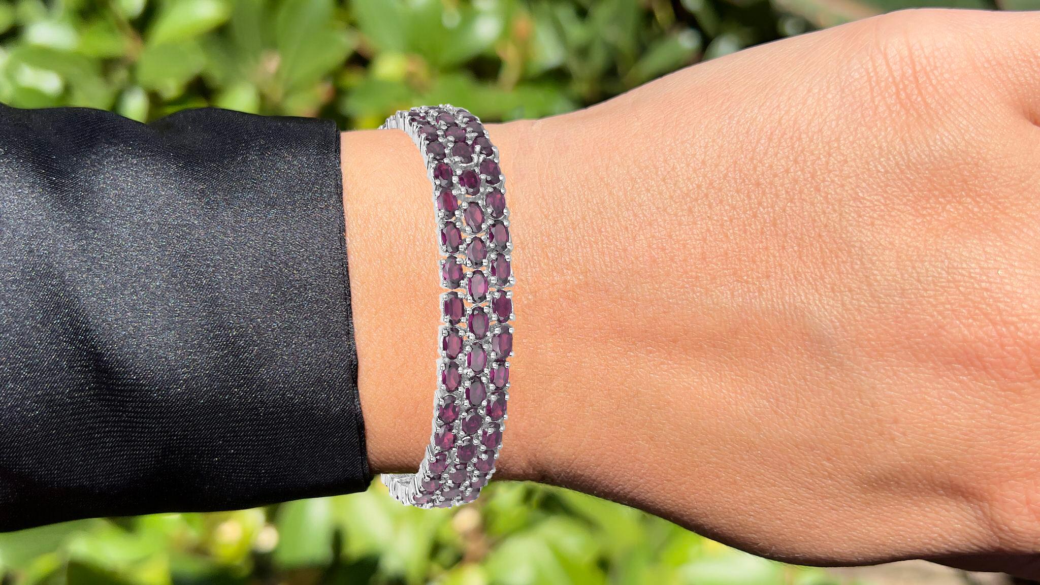 Viene fornito con la valutazione gemmologica GG/AJP.
Tutte le pietre sono naturali
Trattamento: Nessuno
110 Granati di Rodolite = 31 Carati
Metallo: Argento placcato in rodio
Scatola con linguetta e chiusure di sicurezza
Lunghezza: 7,50 pollici