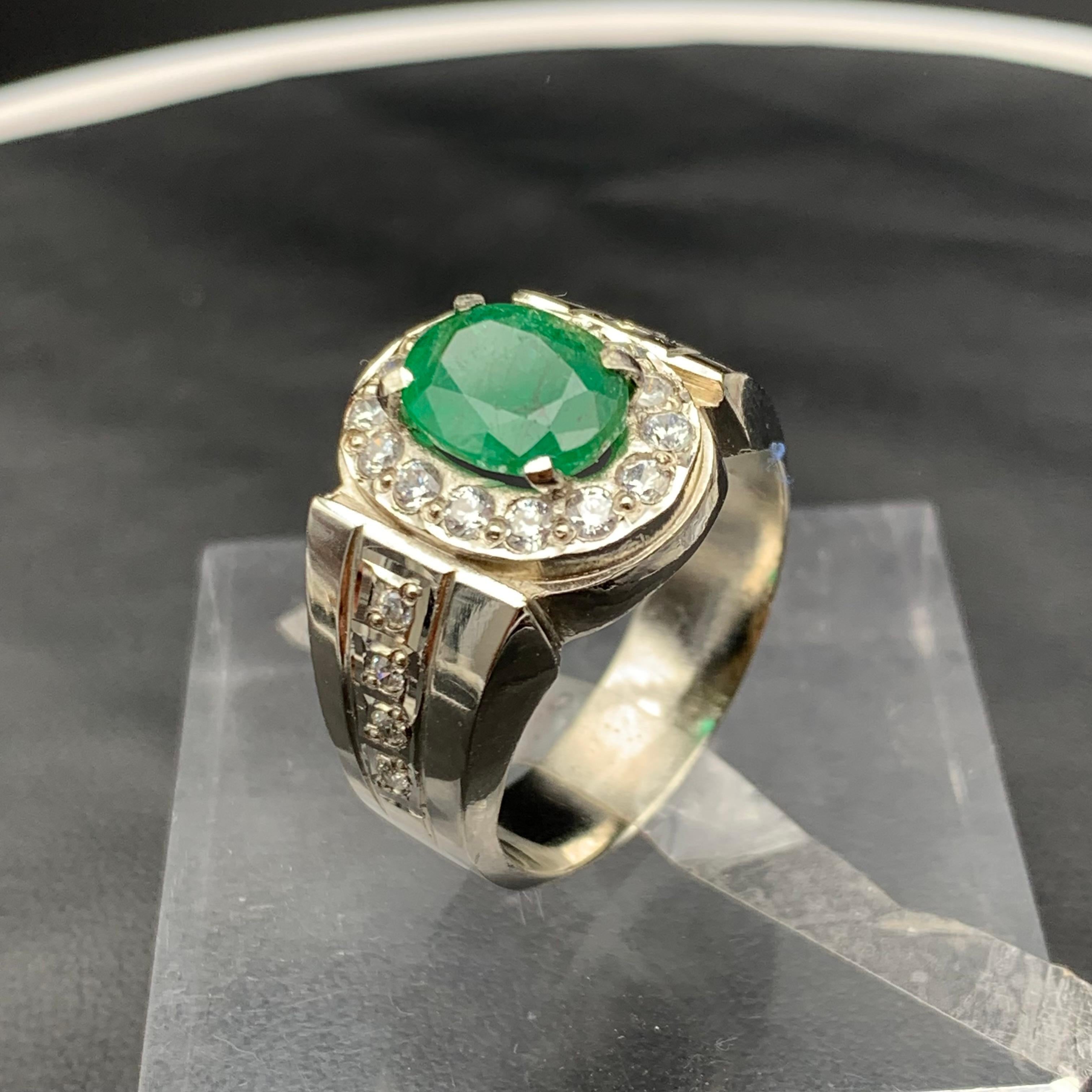 Anello con smeraldo naturale verde ricco in argento 925 - Gioielli fatti a mano con pietre preziose in vendita 7