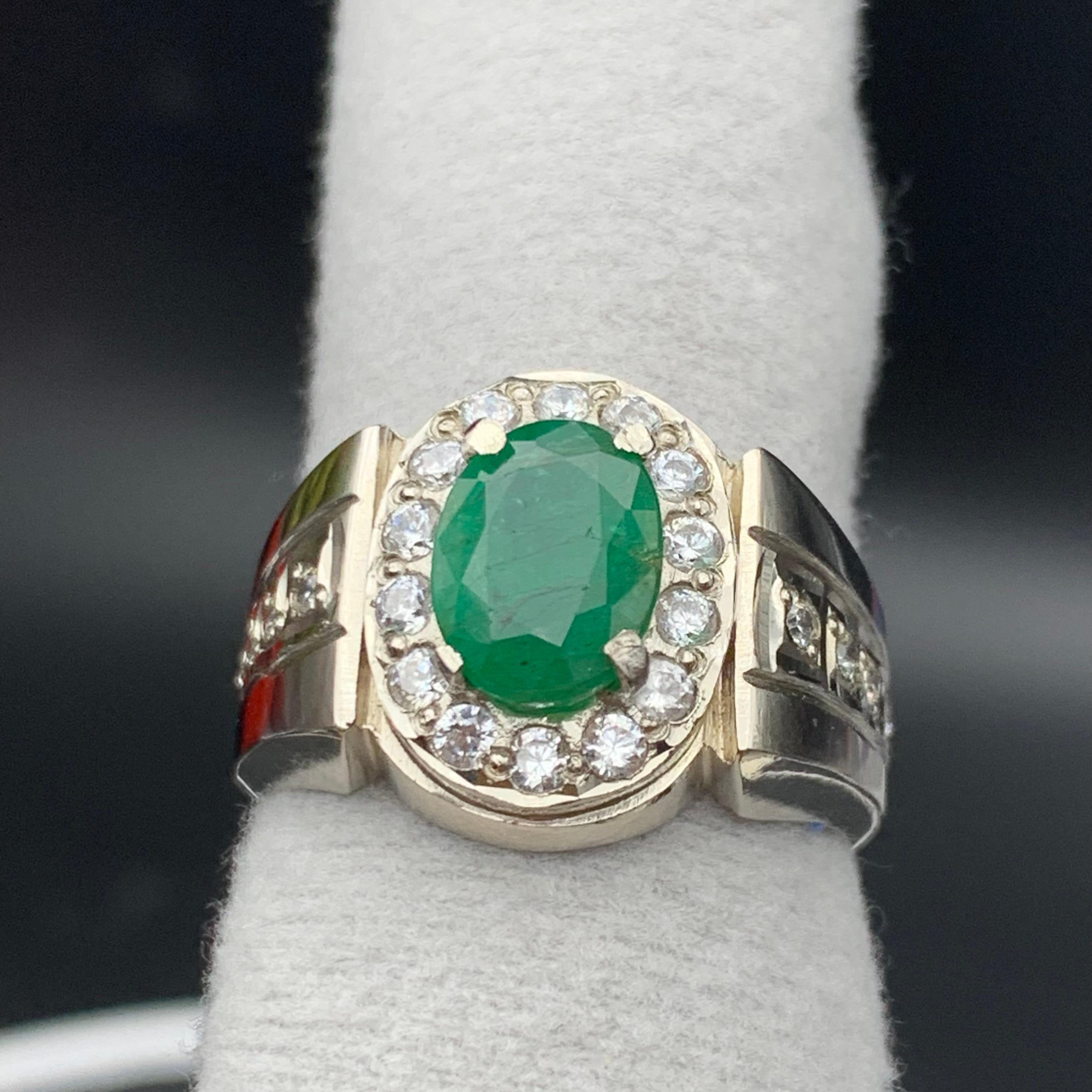Moderno Anello con smeraldo naturale verde ricco in argento 925 - Gioielli fatti a mano con pietre preziose in vendita