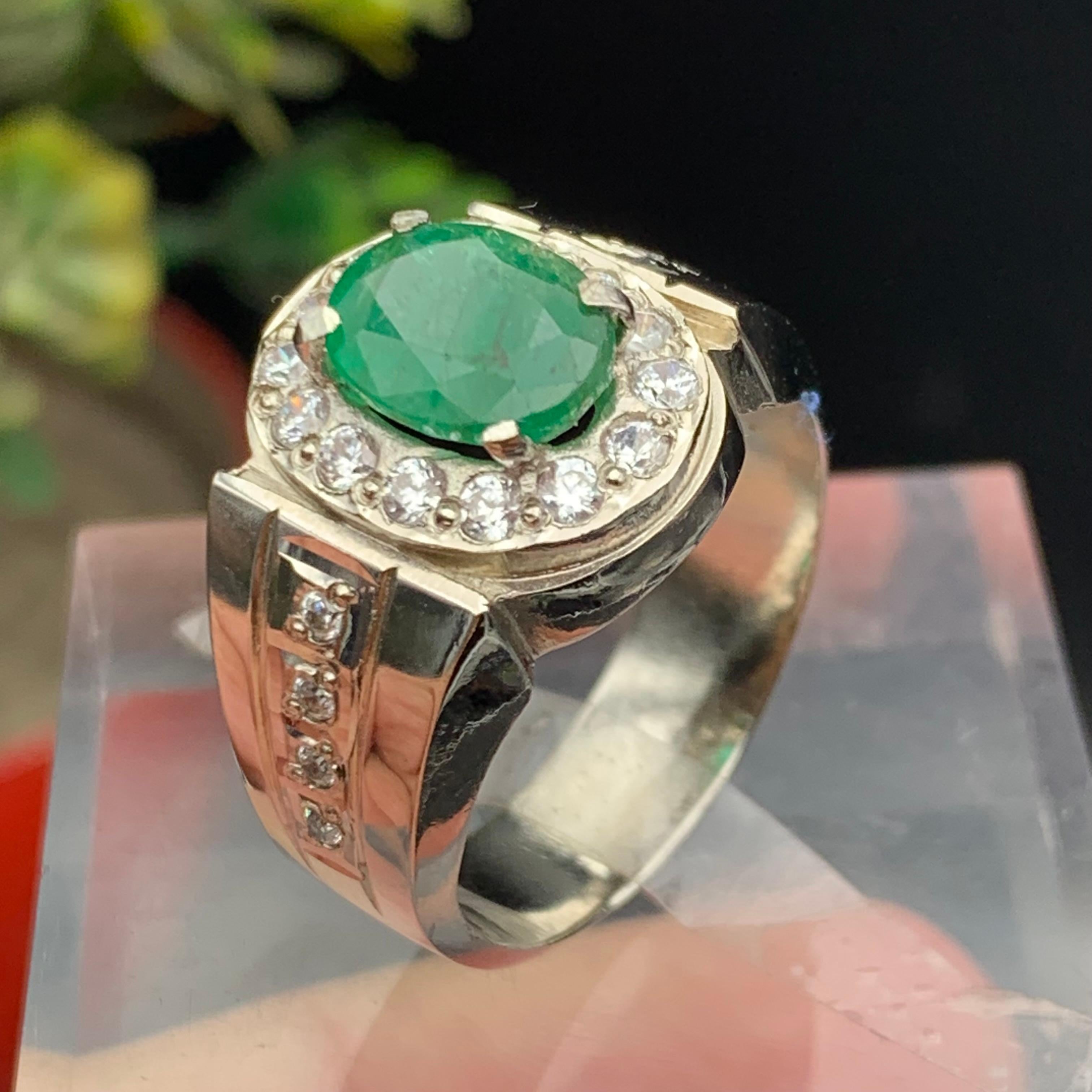 Taglio ovale Anello con smeraldo naturale verde ricco in argento 925 - Gioielli fatti a mano con pietre preziose in vendita