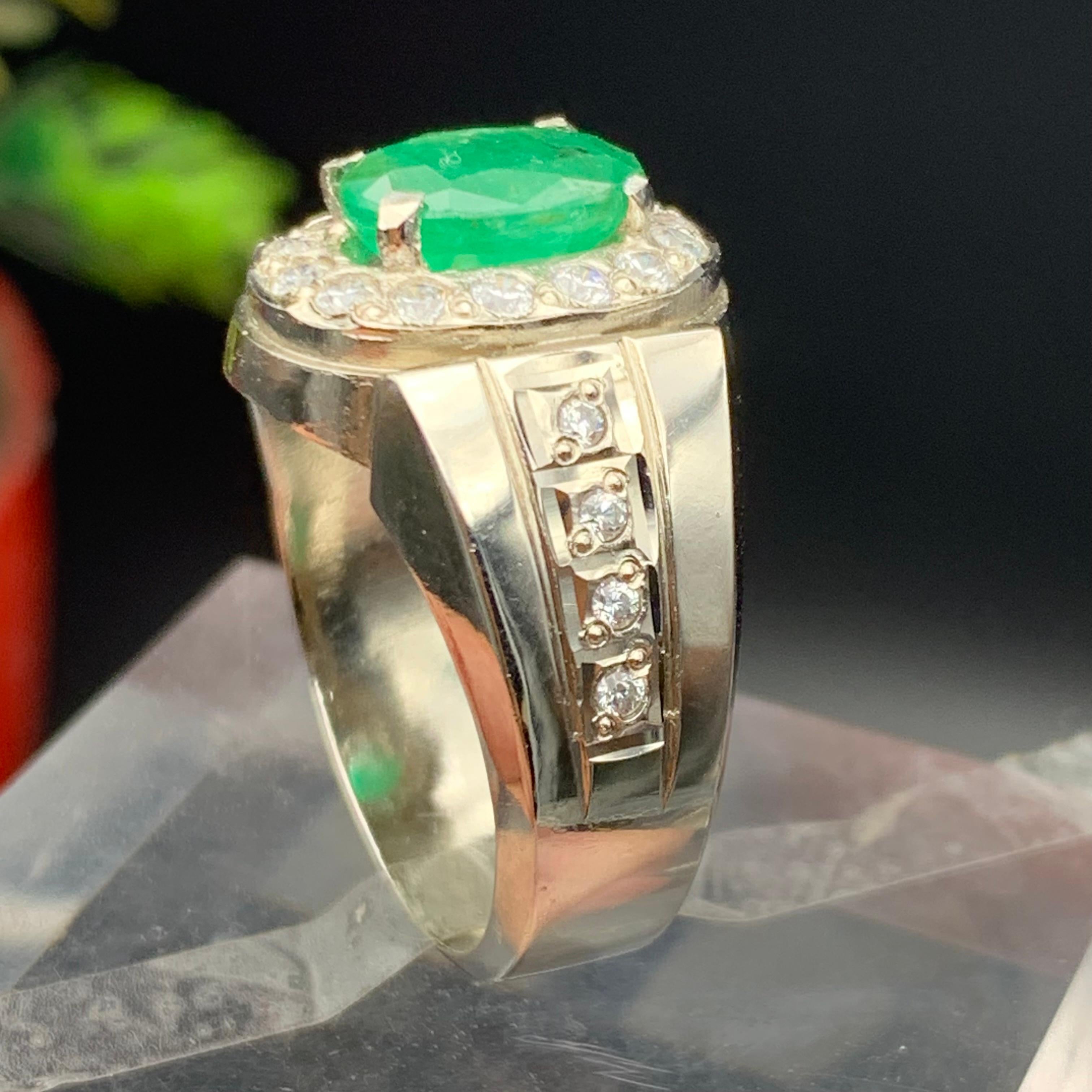 Anello con smeraldo naturale verde ricco in argento 925 - Gioielli fatti a mano con pietre preziose In condizioni Nuovo in vendita a Peshawar, PK