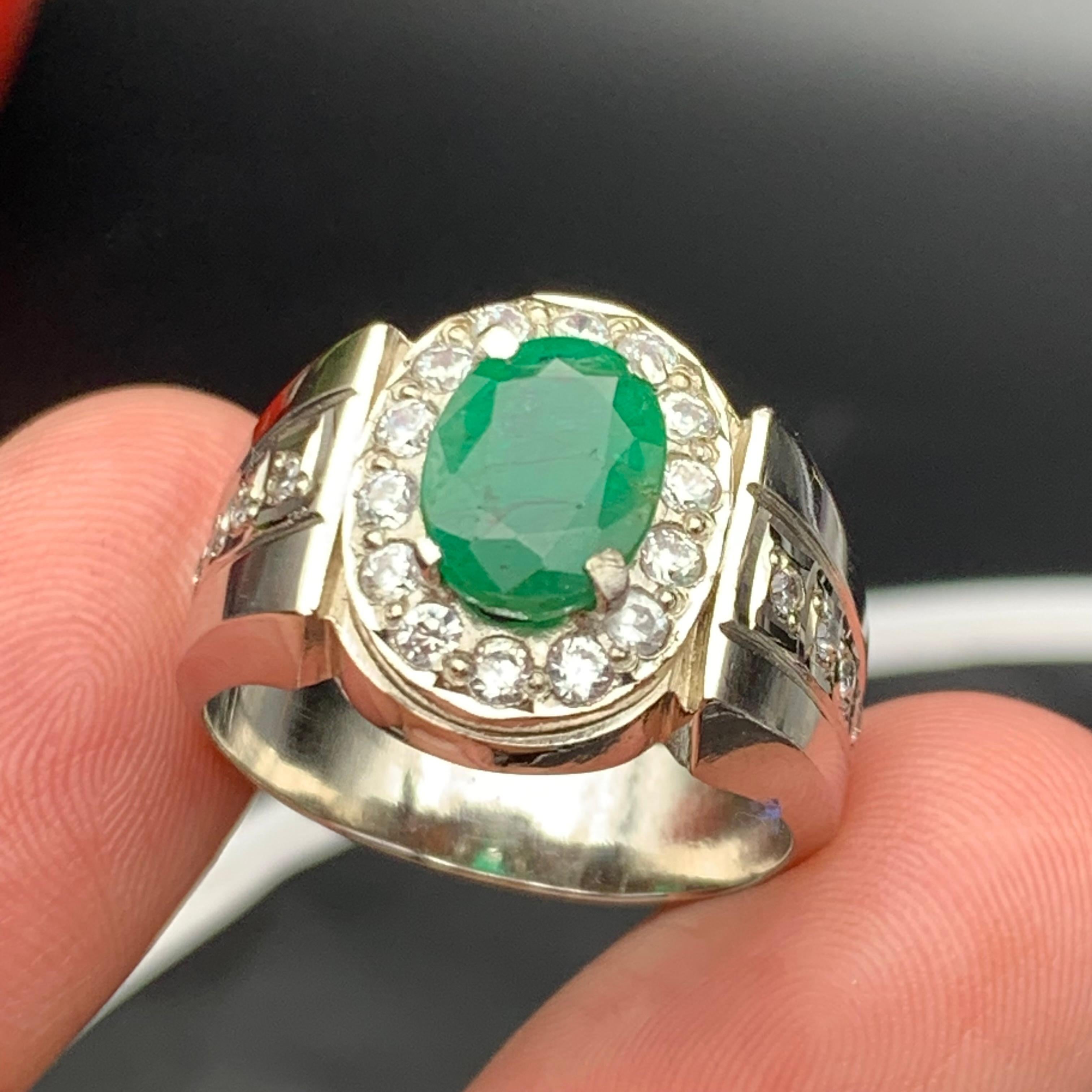 Anello con smeraldo naturale verde ricco in argento 925 - Gioielli fatti a mano con pietre preziose in vendita 1