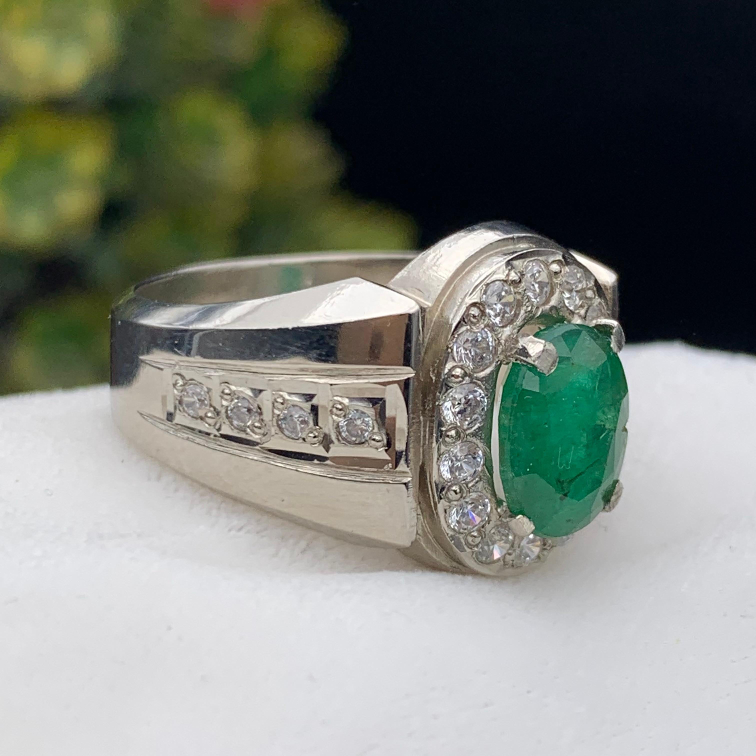 Anello con smeraldo naturale verde ricco in argento 925 - Gioielli fatti a mano con pietre preziose in vendita 2