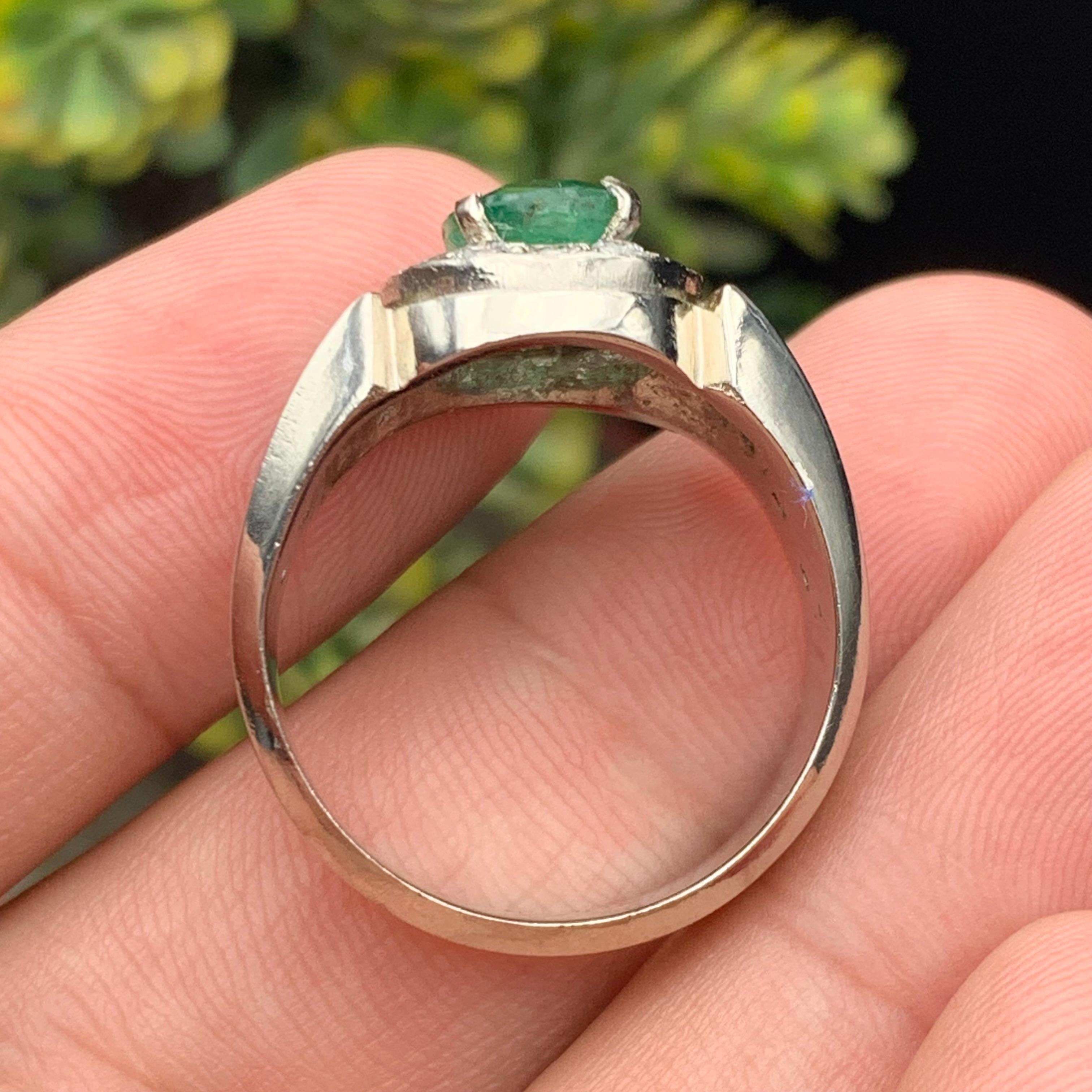 Anello con smeraldo naturale verde ricco in argento 925 - Gioielli fatti a mano con pietre preziose in vendita 3