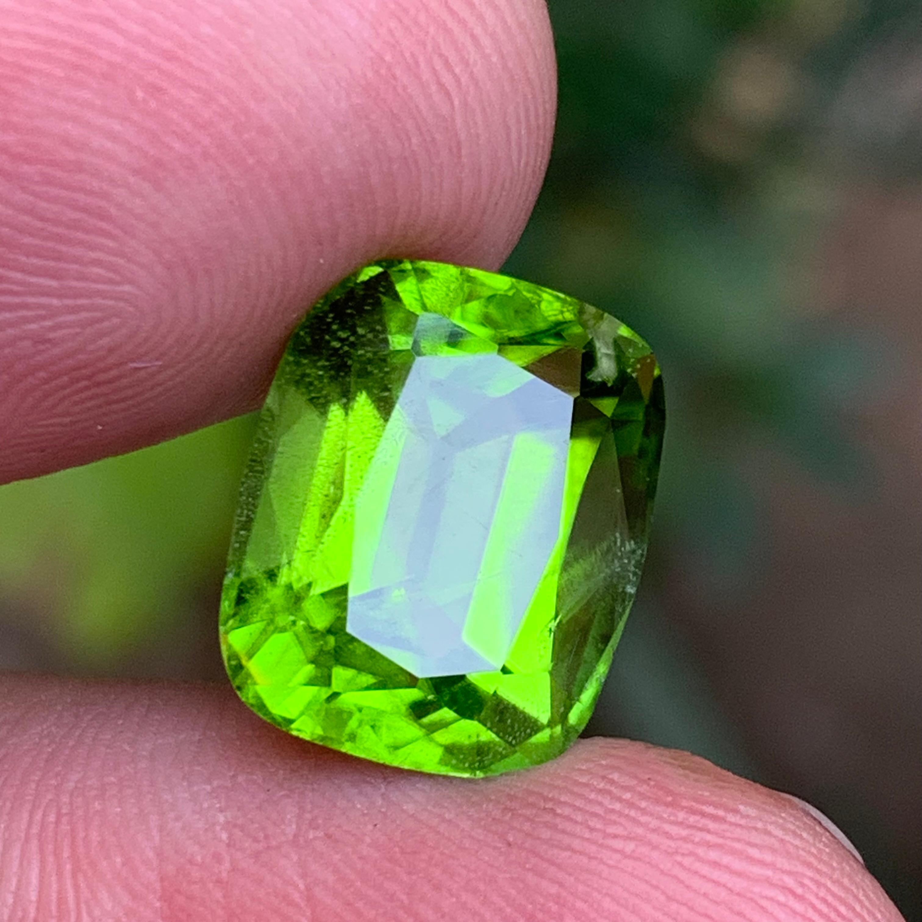 Natürliche Rich Vivid Green Peridot 9,73 Ct Cushion Cut lose Edelstein für Ring-AAA (Kissenschliff) im Angebot
